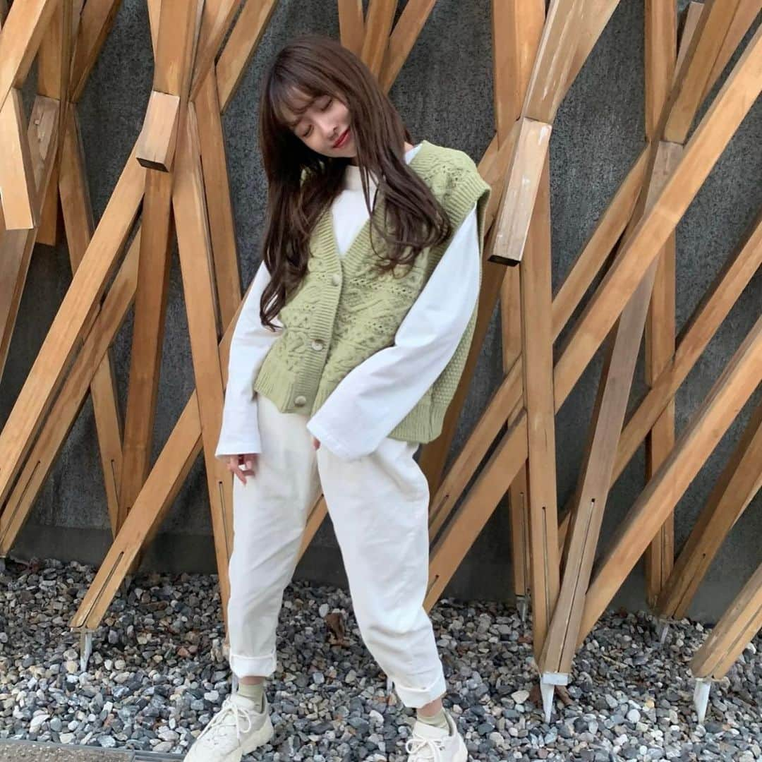 櫻井優衣さんのインスタグラム写真 - (櫻井優衣Instagram)「・ootd・ ・ 春は、ベストがきたい！ ・ 本当はスカートと合わせようとしたけど、ちょっと冒険した ・ ・  #春服  #ニットベスト #ベスト #ベストコーデ #ピスタチオカラー #ピスタチオ #ピスタチオグリーン #グリーンコーデ #tシャツ #ロンt #ソニョナラ #韓国ファッション #韓国コーデ #韓国情報 #韓国通販 #韓国好き #きょこ #服 #服装 #服好き #服好きな人と繋がりたい #ファッション好きな人と繋がりたい #モデル #サロモ #サロンモデル #zara #ザラジョ #ザラコーデ #wego #靴下」2月18日 10時37分 - yui.sakurai_7