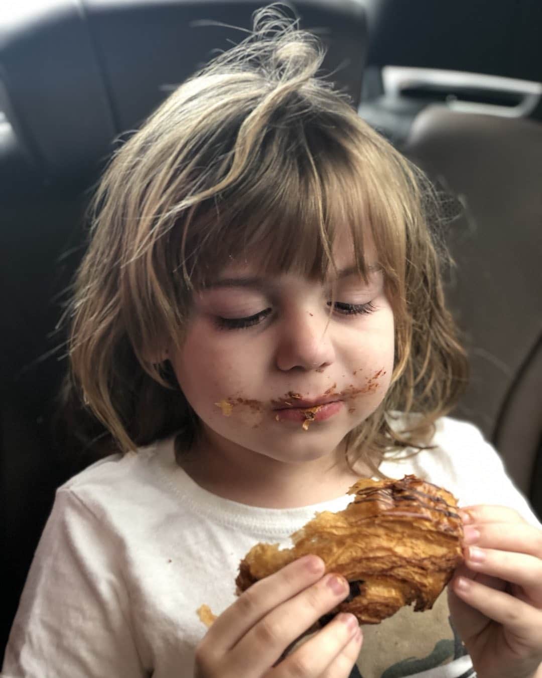 ジェイミー・キングのインスタグラム：「My cherub 🥰🌈❤️ #jamesknight」