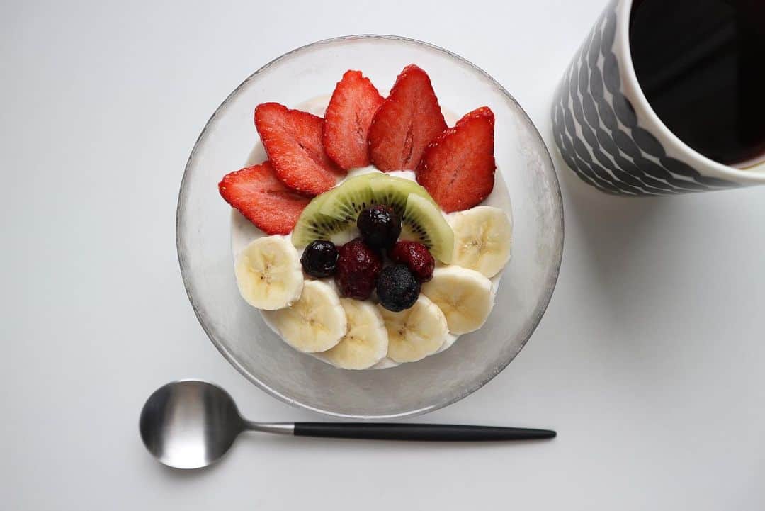 ◆miki◆のインスタグラム：「* * 🥣🥣🥣 * パッと見美味しそうでしょう？☺️  めちゃくちゃ険しい顔で食べたかんねw☺️  初めての #オートミール ですよ！  初めての #オーバーナイトオーツ ですよ！  (ネーミングカッコよすぎんか)  なんせ初めて食べたもんで これが美味しいのか美味しくないのか 食べれなくもないけど 顔はなまら険しい系w  ただ、食物繊維たっぷりで 身体にはとってもいいみたいだから…食べないとな…  最近ウ○コ出ないし💩  2.4㌔も買ってもーたし… はぁ？  💜レシピ💜 オートミール 30ｇ 豆乳 100ml ヨーグルト 100ml バナナ半分潰す ハチミツお好み を夜に混ぜて冷蔵庫へ  ほんで朝 イチゴ、バナナ、キュウイ 冷凍ラズベリーブルーベリー トッピング🧑🏼‍🍳 わしはナッツアレルギーだから入れてないけど 入れたらもっと美味しいと思う~~~🌿  お試しあ～れ🧑🏼‍🍳  オートミールは楽天に載せてます～(2.4㌔だけど☺️)  #オートミール買い過ぎ問題 #オートミールレシピ  #オートミールダイエット  #オートミールアレンジ  #オートミール生活  #朝食 #朝食レシピ」
