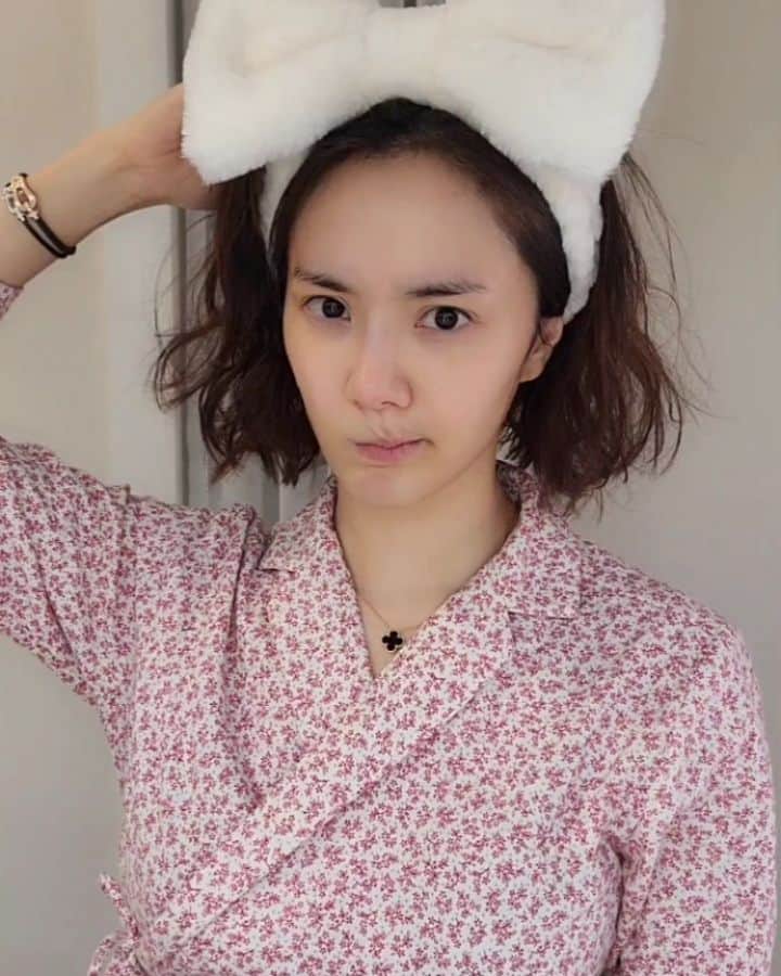 ユ・ハナのインスタグラム：「진짜 더 예뻐지는 방법없나요? 마음도 얼굴도 ❣  성분도 예쁘고 바르면 더 예뻐지는 뷰디아니 두 잇템으로 더더 예뻐질 시간 ⏱  ⏰시간여행에센스 & ☀️만능썬씨씨크림  ✔전 단계에 바른 토너와 세럼의 성분을 탄탄하게 잡아주고 ✔에센스의 역할인 주름 미백 보습 탄력 재생의 기능을 제대로 해내는, ✔이젠 보기만해도 든든하고 기분좋은 에센스  ✔자꾸 바르고 싶은 부드러운데 쫀쫀한 에센스   피부가 좋아하는 착한성분들로 이루어진 💟비건인증브랜드 뷰디아니💟 그러나 효과는  어느 명품수입화장품브랜드와 견주어도 뒤쳐지지않는,  오히려 오래 사용해도 피부가 지치지않아 더 칭찬하고픈 !!  사랑하지 않을수 없는 이 브랜드에서  오래 준비하고 보여드렸던  시간여행 에센스⏰  저와 프롬하나 스텝들도 열정참여로 100% 제 취향저격이긴하나  A 부터 Z까지 안써본 화장품브랜드가 없을 정도로 매니아스러운 저로선  진짜 이렇게 맘에 쏙 쏘옥 드는 에센스는 없었어요. 🙈🙈🙈🙈🙈🙈🙈🙈🙈  시간여행에센스 쓰며  점점 탱글해져가는 피부는 마치 피부의 시간은 거꾸로 가는 거 아닌가 싶으실지도🙊 그래서 ⏰시간여행에센스⏰라 불러요.   🔻 𝕋𝕒𝕩𝕥𝕦𝕣𝕖 🔻 피부에 닿는 첫 느낌은  맨들 매끈 부드럽고 바를수록 매끈함이 더해지다가  두들기는 순간 쫀쫀 쫀득 쫜쫜 해지면서 리프팅효과까지!!  (그래서 위로 끌어올리는 바르심 더 피부가 올라간듯 보여요👍)  그리고 크림으로 마무리하면 피부결의 매끄러움과 촉촉함은 배가 된답니다.   그리고선 만나게 되는  ☀️ᴘᴇʀᴘᴇᴄᴛ ꜱᴜɴ ᴄᴄ ᴄʀᴇᴀᴍ☀️  자외선차단제는 매일 크림 다음단계에 필수로 바르는데 (형광등 불빛에도 기미주근깨 생기니깐요!!필수!!) 이왕이면 바르지않은 것 같지만  피부는 좋아보이면서  메컵 잘 먹게 해주고  생기있어 보이게까지 해주는 '만능' #썬씨씨크림 해야죠~!!   (완벽 자외선차단 SPF50+/PA++++  톤업크림+메이크업베이스+프라이머+씨씨크림+물광피부표현+미백&주름개선의 기능성까지)   🎶프롬하나 베스트셀러가 된 #만능썬씨씨크림 ! 🎶  뷰디아니의 두 핫템으로 좋았던 그때의 피부로 돌아가요💟  오늘부터 www.fromhana.com 에서 온라인 오프라인 통들어 착하디 착한 가격에, 사은품까지 가득  구매자 랜덤으로 30명에게 #효소파우더클렌저 를 선물🎁 로 드릴게요🌟  절 믿어보세욧🙏 강츄강츄강츄츄잇츄💋  💟구매바로가기는 상단의 프로필란 파란글씨 m.fromhana.com 클릭✔ 💟프롬하나오피셜계정 @fromhana111 💟구매및제품관련문의 카카오톡 ID 프롬하나cs  로 🙏」