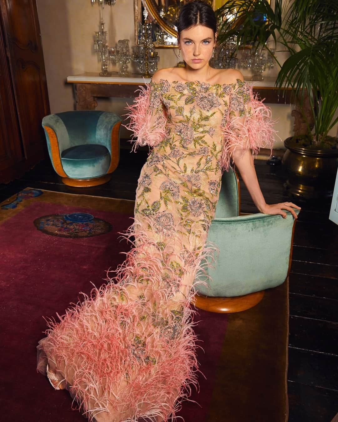 Marchesaさんのインスタグラム写真 - (MarchesaInstagram)「Fluidity in movement using silk fringe as a medium. A gown from Resort 2020 Marchesa. #re20marchesa #marchesa」2月18日 10時45分 - marchesafashion