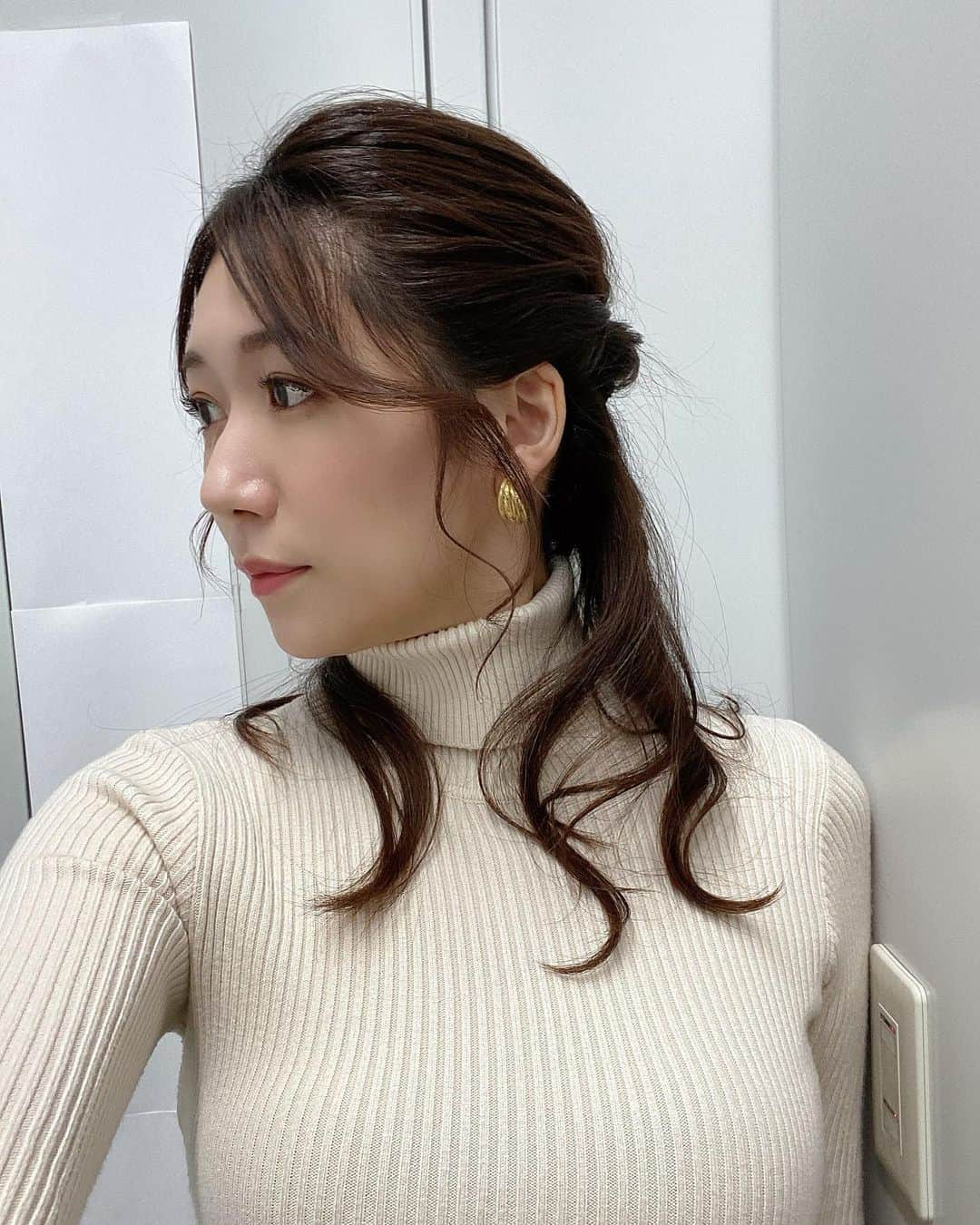 穂川果音さんのインスタグラム写真 - (穂川果音Instagram)「hair style  ハーフアップだよ♪  #ゆる巻き #ハーフアップ #hairstyle #hairarrange #イヤリング　#アベプラ 　#ハーフアップアレンジ　#earrings」2月18日 10時59分 - hokawakanonn