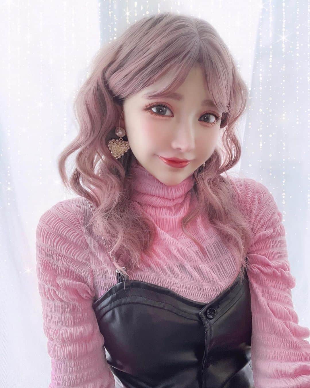 のインスタグラム：「・ 最近みんなから評判いいから  今年はピンクを増やそう🤔🤔💓  #ピアス @re_dem_official  #アクセ#大人可愛い#ootdfashion#アクセサリー#盛れた#アクセ#大人可愛い#アクセサリー女子 #オシャレ#アクセ#韓国ファッション#韓国風#透明感メイク」