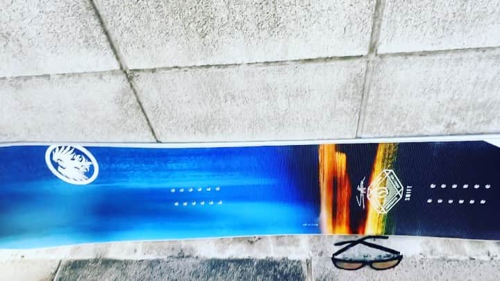 ダンテ・カーヴァーのインスタグラム：「Thanks So Much For This Sweeet Board!!• @neversummerjapan ⁣ ⁣SWIFT：⁣ ⁣スウィフトは、シェイパーシリーズの中で、ゴッドファーザー的な 存在だ。我々は、常に最良のパウダーボードを作ること に力を注いで来た結果、「SWIFT」が誕生。パウダーだけ に留まらず、どこでも素晴らしい滑りができるボードが 完成した。シェイパーシリーズの中で最もテーパーが 入っている。いつでも素晴らしいパフォーマンスが可能 な「SWIFT」はパウダー以外でもどこにでも持って行き たいボードなのだ。⁣ ⁣⁣ ⁣#ダブルキャンバー #スノボ #スノボー #スノーボード #手作り #バックカントリー支配 #職人 #自社工場 #アメリカ製  #史上最高 #安定性 #ハンドメイド #どっパウダー #ネバーサマー #ネバサマ #雪山 #パフォーマンス #耐久性 #克服 #製造 #高品質 #一流 #フューチャー #技術 #バックカントリー #粉雪 #カービング  #パウダー #メイドインアメリカ #fullon」