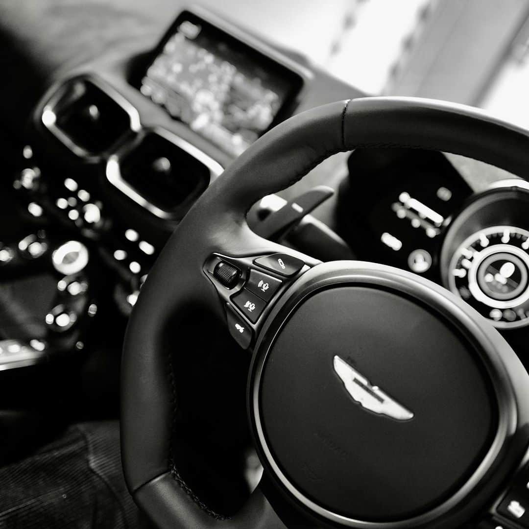 トム・フェルトンさんのインスタグラム写真 - (トム・フェルトンInstagram)「my first drive in an Aston Martin 🙏🏼 #00heaven」2月18日 10時55分 - t22felton