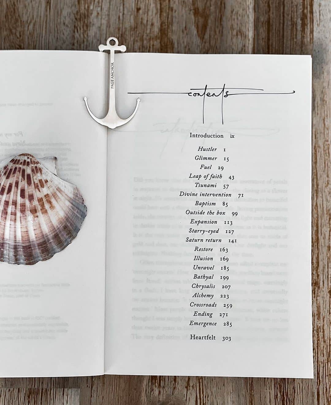 サマンサウィルスのインスタグラム：「✨Chapter list. #ofgoldanddust  Pre-order signed edition via link in bio.  ⚓️🐚x」