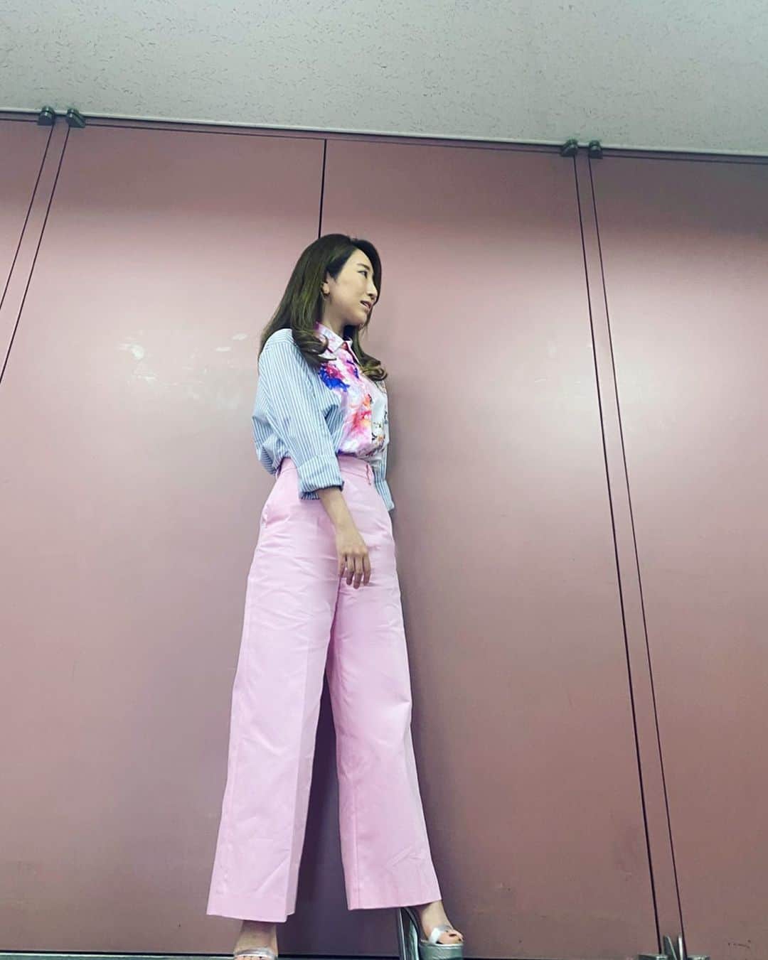 木嶋真優のインスタグラム：「今日のグッとラックの衣装 @msgm_tokyo 🙏 春だ！🌸 マネージャーさんが自ら わたしが床になりますと宣言して 私をとんでもなく 実際よりは脚長に撮ってくれました。 もはや別人です。 午後からも今日は収録🏃‍♀️ 明日は高崎でリサイタルなので みなさんとお会いできるのを楽しみにしています🎻」