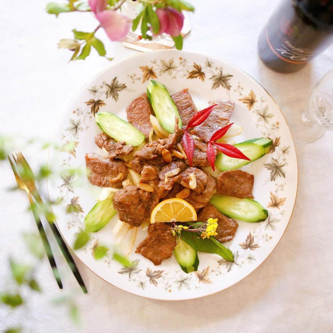 amiのインスタグラム：「． I made steak  銀座ラムしゃぶ金の目　@ginzakinnome さんの ラム肉いろいろ部位おためしセットを お取り寄せ〜😌💓  いつもこちらでは、しゃぶしゃぶ用の ラム肉をお取り寄せしていますが、今回は ラムショートロイン、ラム、レッグ スペアリブ、ラムタン、レバーを✨  焼くだけで主役級のお肉💓 おうちで外食気分になれるので嬉しいな🍒  ． 合わせたのは　@yamanashi_kajutsu.official さんの山梨果実プレミアム葡萄ジュースです🍷  ワインみたいな素敵なパッケージ‼️ 濃厚で美味しんです👏  ステーキにぴったり✨✨  ． 今回はラムショートロインと レッグを使ってカレー風味の ステーキを作ったよ‼️  〜分量〜 ラムショートロイン…全て レッグ…全て 玉ねぎ…1/2個 カットしたニンニク…お好み クミン…大さじ1/2 シナモン…大さじ1/2 塩コショウ…お好み きゅうり…1/2個  ． 〜作り方〜 1.お肉にクミンと塩コショウをふりかけて軽く揉み込む。野菜はカットする。 2.お肉と野菜をフライパンで焼く。 3.皿に盛り付け、カットしたきゅうりを飾って完成！  ． #ラム肉 #お肉料理 #肉好き #ステーキ作り #金の目 #おうちごはん #おとりよせ #免疫力アップ #ステーキ#花のある幸せごはん#テーブルコーディネート#おうちカフェ#葡萄ジュース#高級ジュース」