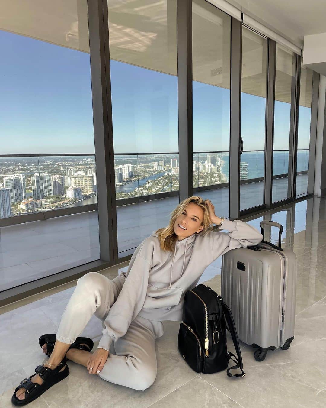 のインスタグラム：「Taking cues from @Lisadnyc, match your travel looks with our travel gear. #PerfectingTheJourney」