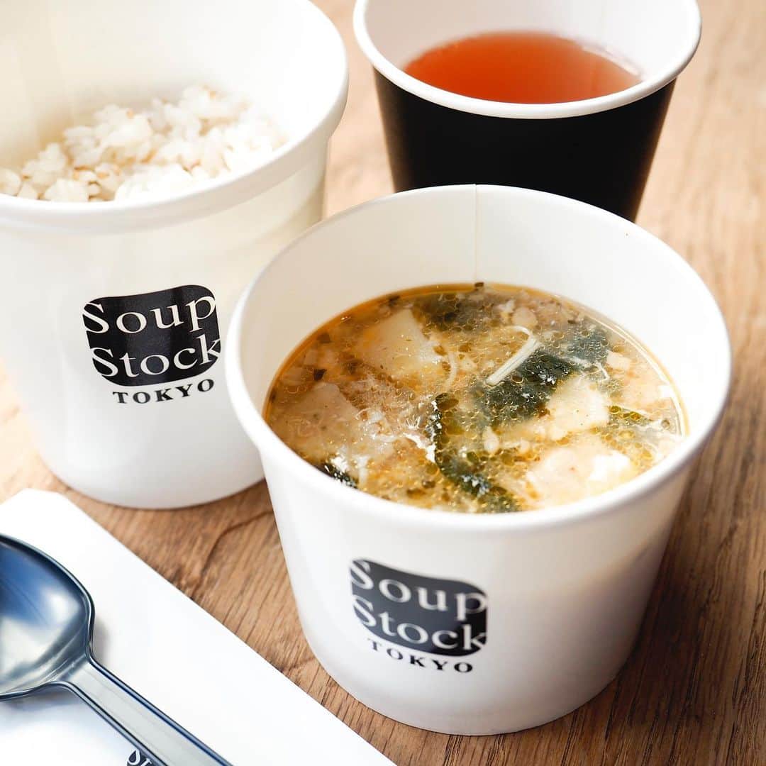 スープストックトーキョー 公式さんのインスタグラム写真 - (スープストックトーキョー 公式Instagram)「朝時間のおともに。☀️  一部店舗で導入している、Soup Stock Tokyoの スープのデリバリー。今週から以下の店舗にて 「朝の時間帯」もご利用いただけるようになりました。 外出前の朝食に、リモート業務のおともに、 休日の朝時間にもぜひご利用ください。  －－－－－－－－－－－－－－－－－ 🕗朝８時～ －－－－－－－－－－－－－－－－－ アトレ目黒店/Echika池袋店 セントラルタワーズ店(名古屋)  －－－－－－－－－－－－－－－－－ 🕣朝８時30分～ －－－－－－－－－－－－－－－－－ アトレ恵比寿店 大同生命札幌ビルmiredo店(北海道)  －－－－－－－－－－－－－－－－－ 🕘朝９時～ －－－－－－－－－－－－－－－－－ Echika表参道店/丸の内オアゾ店/アトレ四谷店 アトレ川崎店/FOOD&TIME ISETAN YOKOHAMA店  高田馬場メトロピア店(9:15〜) 渋谷マークシティ店(9:30〜)  －－－－－－－－－－－－－－－－－ 🕙朝10時～ －－－－－－－－－－－－－－－－－ 中目黒店/コレド日本橋店/お茶の水店 アトレ大森店/ルミネ北千住店/テルミナ2店(錦糸町) CIAL桜木町店/横浜ランドマークプラザ店 西宮ガーデンズ店/ルクア大阪店/心斎橋パルコ店  ※各店舗、営業開始時間と合わせてデリバリーも開始 ※土日は変更になる可能性あります。詳細は各デリバリーサービスのアプリ画面または公式サイトの各店舗の営業時間をご確認ください。  #soupstocktokyo#スープストック#スープストックトーキョー#スープ#スープのデリバリー#早朝デリバリー#朝#朝食#朝時間#モーニングルーティン #ubereats#出前館#demaekan#wolt#didi#chompy #雪梅蛋花湯#梅と筍の中華スープ#シュメイダンファタン」2月18日 11時08分 - soupstocktokyo