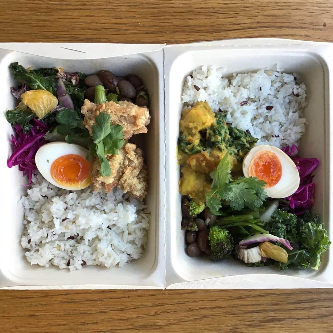 Pho 321 Noodle barのインスタグラム：「【today’s lunch box】 chicken box or curry box   メイン　⚫︎ヴェトナム🇻🇳風鶏の唐揚げ または　⚫︎ケールとココナッツのカリー🥥  日替わりデリ　 ⚫︎ケールと八朔のヴェトナム風サラダ ⚫︎うずら豆　グリルドブロッコリーのチョップドサラダ(pho321オリジナルチョップドドレッシング) ⚫︎紫キャベツとマスタードシードのコールスロー ⚫︎カブのレモングラス辣油和え ⚫︎半熟味付き🥚 ⚫︎ベリーライス(タイの黒米)入りジャスミンライス  メインは2種からお選び下さいませ。 (唐揚げは数量限定です👨‍🍳👩‍🍳)  店内ではプレートに盛り付けて、ミニスープ付きで召し上がっていただけます。 phoのスープで炊いたここくの麦入りジャスミンライスに　栄養価も高いベリーライスをプラス、味わいも新しくなりました。  直ぐにお渡し出来るboxもご用意しております。 5個以上纏まった数をご希望方は　お電話でのご予約がおすすめです。(おひとつからお取り置きも承ります) ☎︎03-6432-9586  Uber eats,chompy ふたつのデリバリーサービスも稼働致します🌏  リニューアルオープン2日め　少しづつ　新しいメニューをご紹介してゆけたらと思います。 本日も皆さまにとって　新しい善き日になりますように🌞  today’s recommend: today’s lunch box/plate chicken box or curry box 1,000yen(tax in) bun pork(cold),spring roll & summer roll and banh mi (tandoori chicken or tandoorifish)  today’s opening 📻 small talk / les blue stars and henri salvador   pho321 noodle bar スタッフ一同  #pho321  #todayslunchbox #berryrice#kale #coconutcurry」
