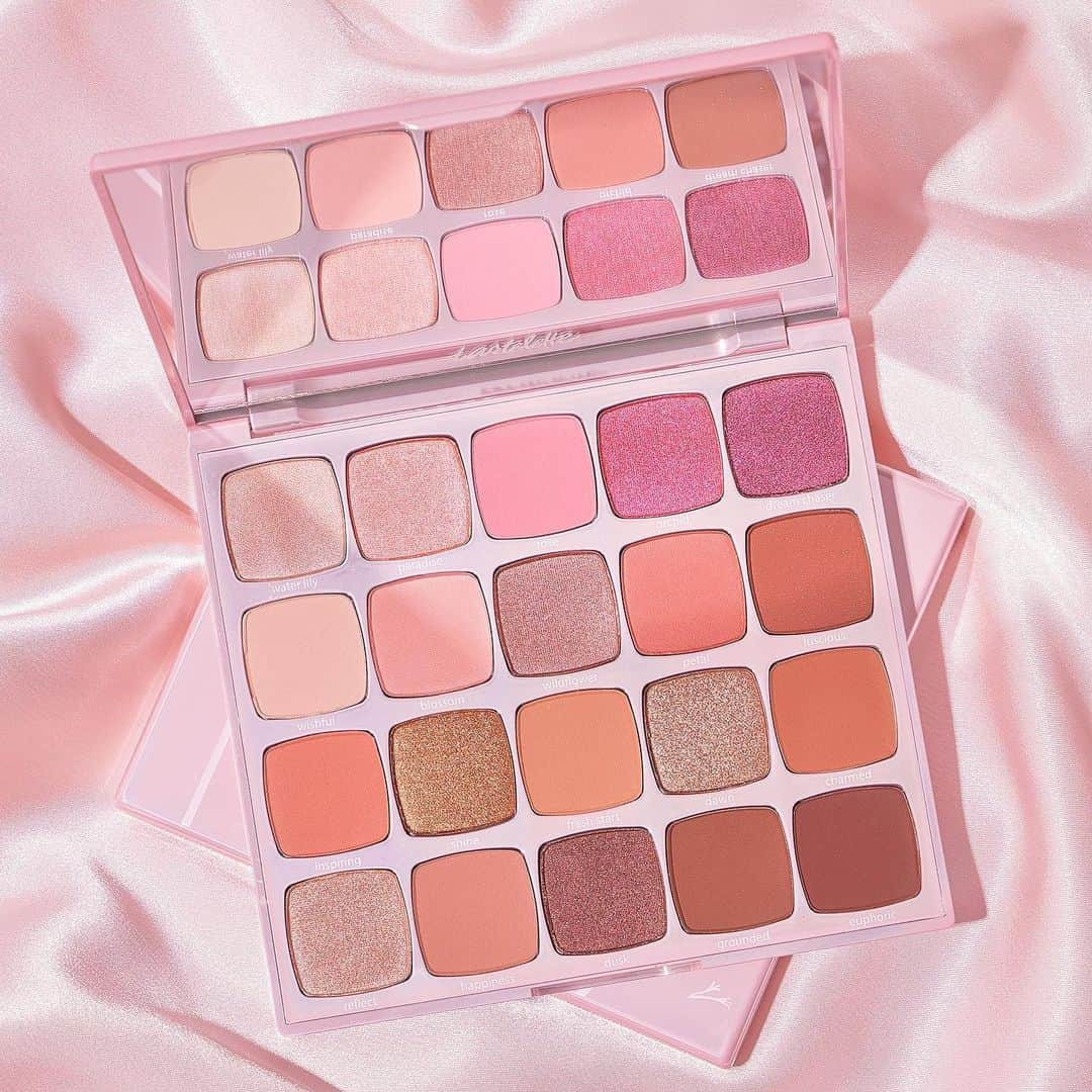 Tarte Cosmeticsさんのインスタグラム写真 - (Tarte CosmeticsInstagram)「Did you know all of our tartelette palettes are arranged in shade-coordinated rows?💕 Our SUPERSIZE tartelette juicy eyeshadow palette has 20 romantic neutral, pink & plum shades for effortless, everyday natural looks 🌸 Shop now on tarte.com while supplies last! #crueltyfree #rethinknatural #claypowered」2月18日 11時02分 - tartecosmetics