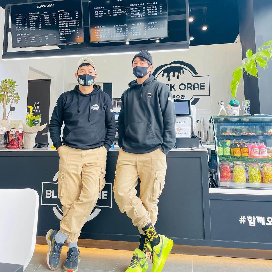 チョ・ハンソンのインスタグラム：「여러분 블랙오래 다산점 으로 오시면 맛있는 커피와 크로플이 기다리고 있습니다~! 많은 관심과 사랑 부탁드립니다.  #블랙오래다산 #블랙오래  다산동6156-6  1층」