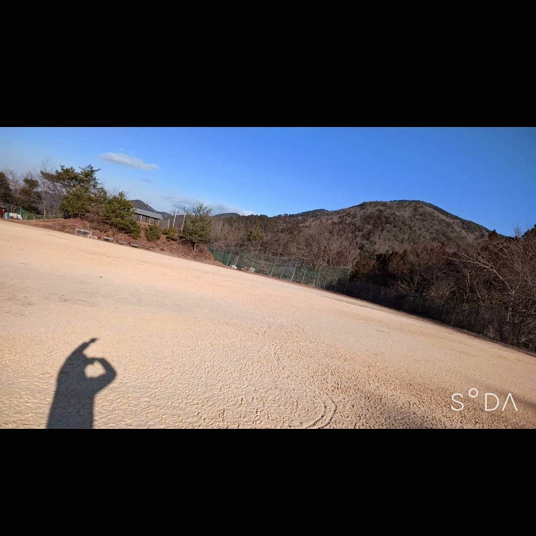 松本隆博のインスタグラム：「。 本日早朝の、亀岡の名山 ｢半国山｣と僕。 空と食う気が綺麗(^-^) カメラマンってきっと皆 早起きなんだろうな…て 思った。」