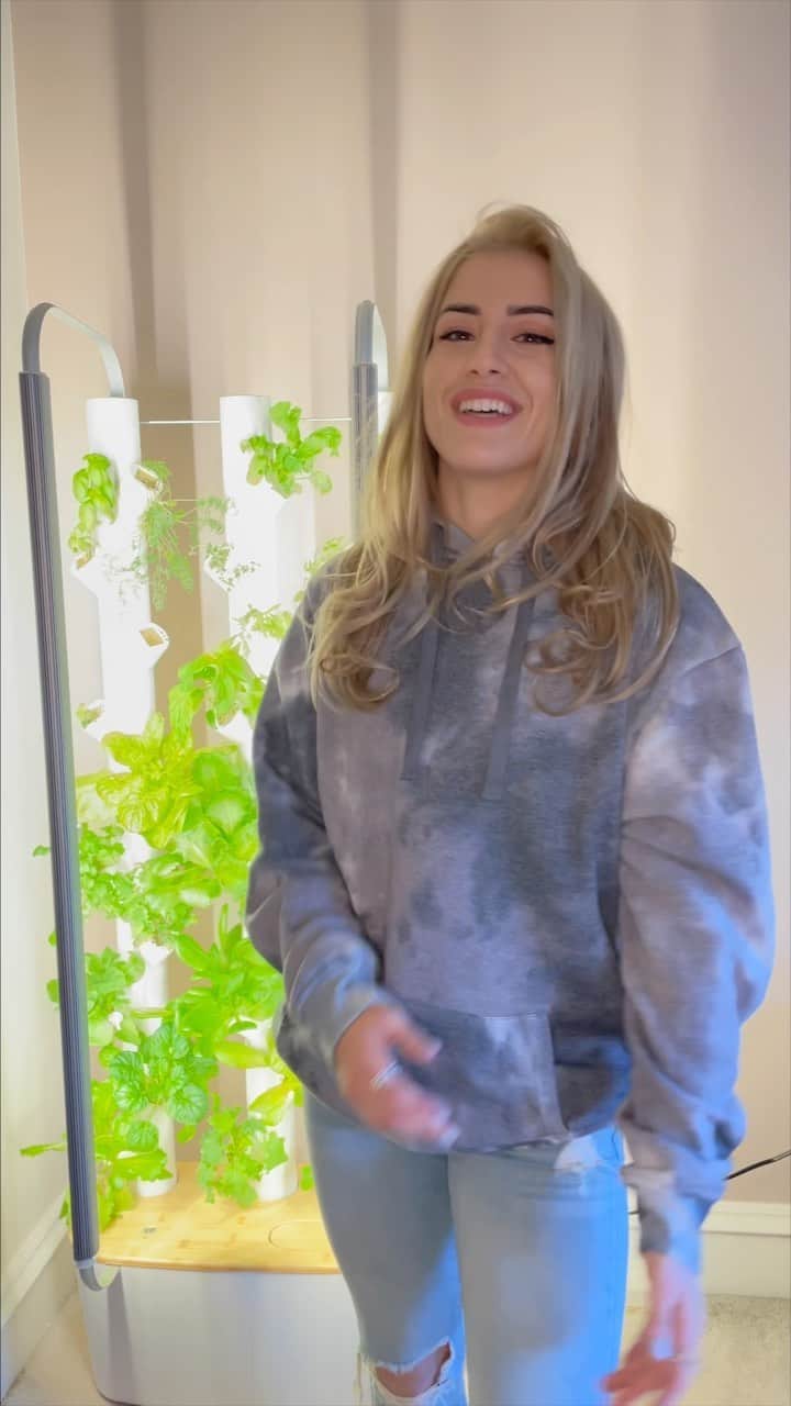 ヘレン・マロウリスのインスタグラム：「Hey guys!! Ok so 92% voted “yes” for me sharing some health & wellness insights. ⁣ ⁣ So to start, I’m going to share one way I maintain a clean healthy diet (which is super important for athletes... and everyone, really). It’s with the @gardyntech indoor gardening system. I seriously LLOOVVEE this!!  ⁣ ⁣ Perks:⁣ 🌱 You can grow up to 30 plants at once (vegetables, fruits, herbs, and/or flowers)⁣ 🌱 It’s a smart-garden so comes with an app and is self-watering and self-lighting ⁣ 🌱 You get more nutrients from your food (fun fact: plants lose 1/3 nutritional value within 24hrs of being harvested) ⁣ 🌱 Sustainably made (recycled plastic for tubes, compositable corn for y-cubes) ⁣ 🌱 Sustainable in that it’s zero waste—you only harvest what you’ll eat! ⁣ 🌱 The seeds are organic, non-GMO ***super important to me***⁣ 🌱 The plants are all pesticide-free! So don’t even need to wash them before eating ⁣ 🌱 You don’t need to be plant savvy or have a green thumb to grow your own food with this⁣ 🌱 I swear by this, the herbs and plants smell and taste amazing! So much more potent and flavorful 😋⁣ ⁣ I love it so much, I’m partnering with them. ⁣ ⁣ 🚨You can get $100 off using  code: Helenmaroulis ⁣ ⁣ ⁣ If you’re into healthy eating or want to see more about this Gardyn, like and comment what else you want to know and I’ll do my best to share. ⁣ ⁣ #garden #hydroponics #healthy #health #healthyeating #cleaneating #plants #veggies #olympics #athletes #wrestlers #wrestler #indoorgarden #training」