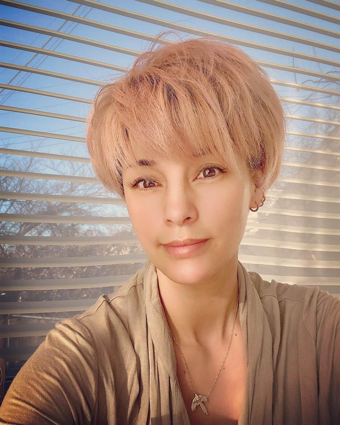 梅宮アンナさんのインスタグラム写真 - (梅宮アンナInstagram)「おはよう😊 真鶴地方は、晴天☀️ 風は冷たいけど😊 今日も大好きな太陽を浴びてます☀️☀️☀️✨✨  今日は、オーダーしたカーテンが入る✨✨✨ すこーしづつ前に進んでます😊  🎉🎉 #真鶴 #homesweethome  #太陽」2月18日 11時17分 - annaumemiya