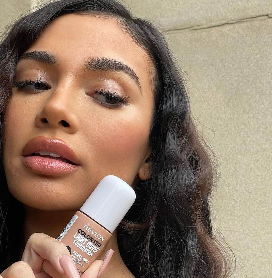 Revlonのインスタグラム：「"Perfect for my “no makeup” makeup days- stays on all day so I can keep it moving ❤️" @kristennoelcrawley wears our NEW #ColorStay Light Cover Foundation for a look that stays fresh for up to 12 hours. That's how our #MakeupMoves 💃」