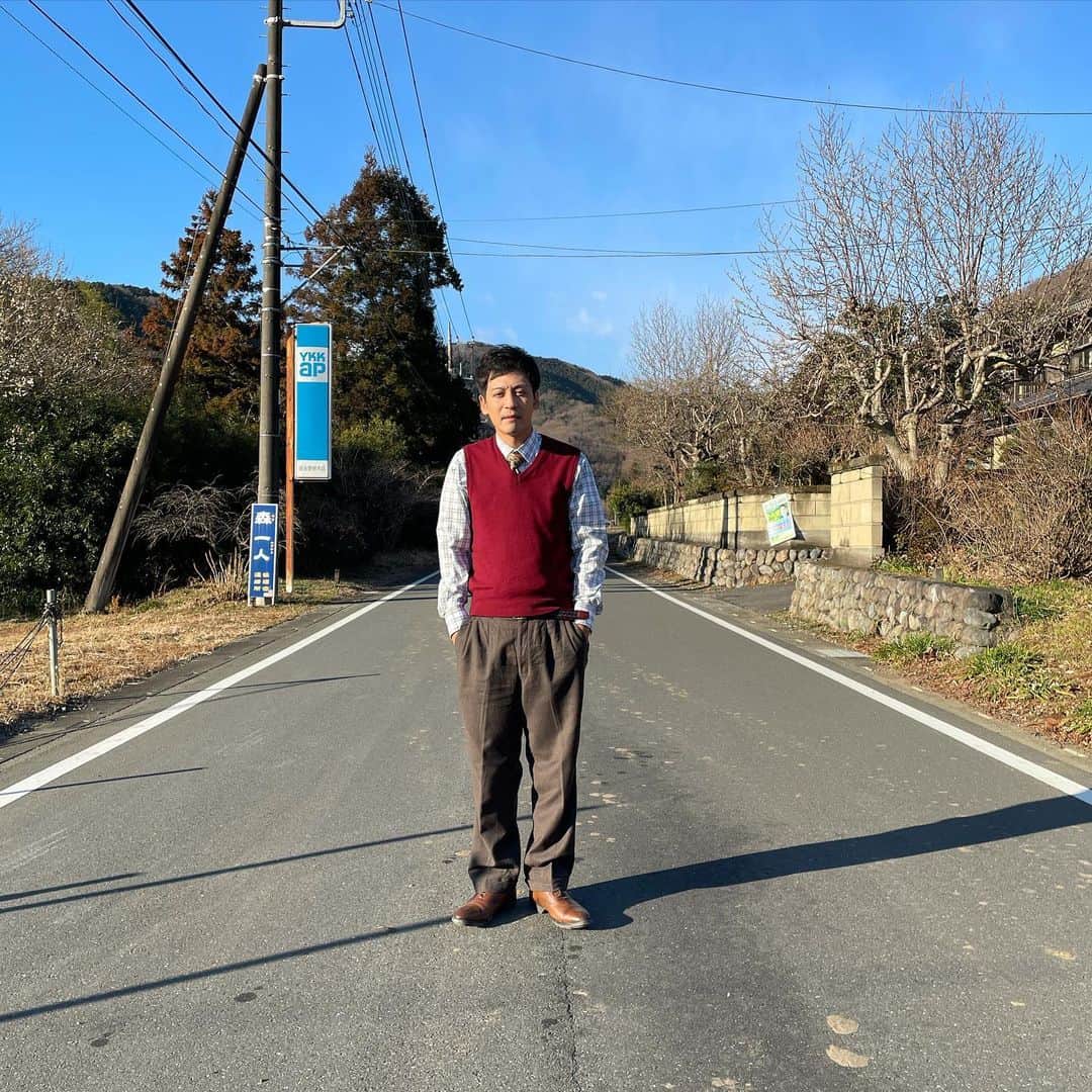 村田秀亮のインスタグラム：「おはようございます。  この場所に２日間居ました。 のどか過ぎて気持ちが持っていかれそうです。 こういう服を着るとしっかりと老け込みます。 何の撮影かはまたご連絡しますね。」