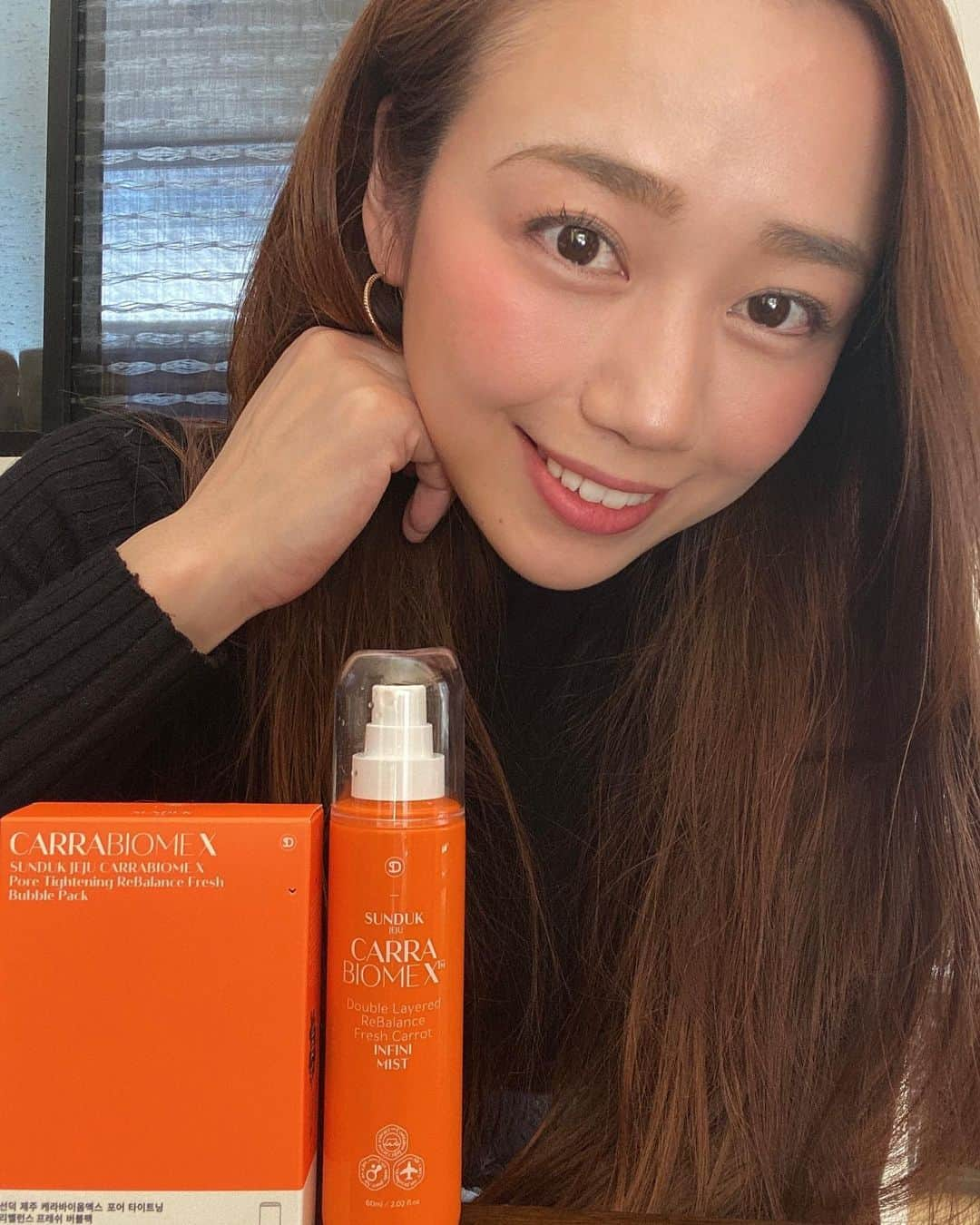 小川真理恵のインスタグラム：「超おすすめスキンケア🥰韓国のスキンケアってほんとすごい✨ まだ日本で発売されてないんだけど、@sundukjeju_jp から頂いて使ってみたらツルツルピカピカ❣️ しゅわしゅわバブルパックはほんとにすごい😍スプレー、パックどちらも気に入ってしまった😽 毛穴が小さくなって超しっとりするよ🥺  3月頃からロフトとオンラインは楽天で発売されるみたい🥺待ちきれない😍  1枚目はULIKEの肌加工0にして撮ってます😂iPhoneカメラで撮影したのは最後6枚目に載せてます😆  #SUNDUKJEJU #CARRABIOMEX #サンダックチェジュ #キャラバイオームエックス #ピョンウソクミスト #キャロットインフィニミスト #保湿 #肌の弾力改善 #無限噴射力 #韓国スキンケア#ピョンウソクパック #キャロットバブルパック #毛穴ケア #sundukjejujapan」