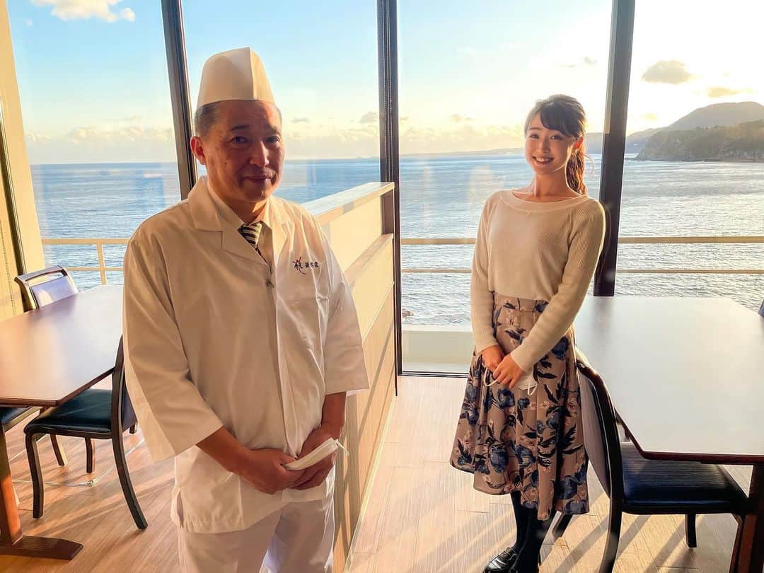 岩本恵美加さんのインスタグラム写真 - (岩本恵美加Instagram)「𓂃𓂂 𓈒❁𓈒𓏸*﻿ 🖥静岡朝日テレビ『とびっきり！しずおか』 🕐2021.02.18（木）16:40〜 ┈┈┈┈┈┈┈┈┈┈┈┈┈┈┈┈┈┈┈┈┈ 今日も『ふじのくにを、いただきます』 が放送されます👩‍🍳🍳 ㅤㅤ . 最終回は【伊豆編】と言う事で ㅤㅤ @inatoriginsuisosta_izu 冨田調理長 考案の 静岡県産の食材を使ったレシピを ご紹介します✨ ㅤㅤ . 写真の立派な金目鯛は #稲取キンメ ㊗️ ㅤㅤ 贅沢な食材ですが これも是非！！皆さんに作って頂きたい！！ ㅤㅤ 感動の美味しさをご家庭で作れる 冨田調理長のレシピ、必見です🙋‍♀️ ㅤㅤ . （写真の時のみマスクを外しました） ┈┈┈┈┈┈┈┈┈┈┈┈┈┈┈┈┈┈┈┈┈ #稲取銀水荘 #稲取 #伊豆 #伊豆グルメ #伊豆旅行 #伊豆観光 #稲取グルメ #金目鯛 #オーシャンビュー #露天風呂 #温泉旅行」2月18日 11時18分 - emk_iwmt