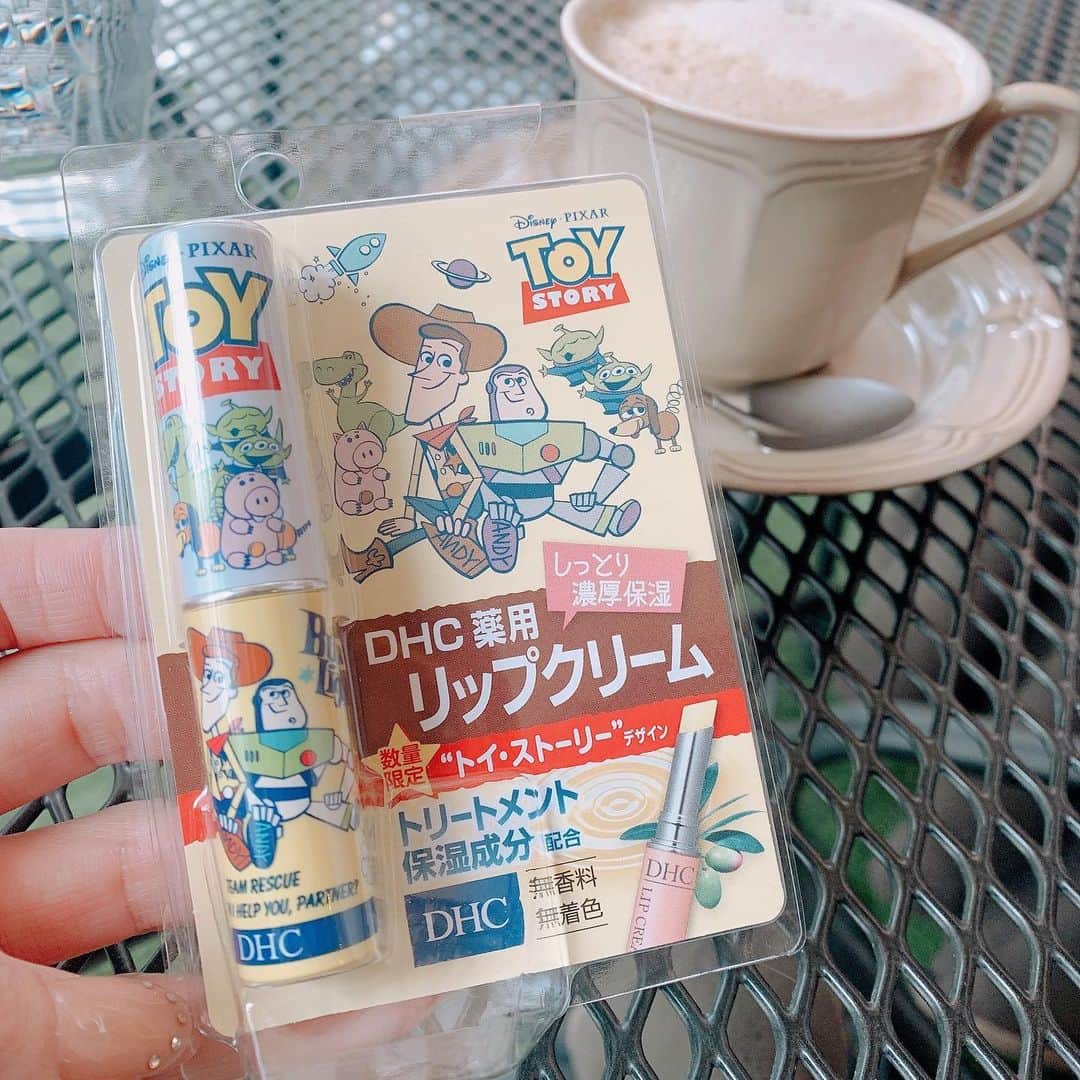 愛弓りょうさんのインスタグラム写真 - (愛弓りょうInstagram)「無人島🏝に何か１つ持って行くなら何？  の質問に対して、食い気味でリップ‼️と答えるあゆみん。  そして、あゆみんのお友達には天使と女神しかおりません❣️ 目配り気配りはもちろん、空間把握能力が高すぎる上に顔も可愛い😍💕  そんな女神なお友達があゆみんの好きなモノの詰め合わせだね💕 ってプレゼントしてくれたの🎁  そんな天使と女神に囲まれてる私は幸せものだー☺️ と、痛感したので今日はチートデーにしたいと思います😋 ・  #天使と女神 #お友達 #お友達からのプレゼント #お友達が最高すぎる #無人島にひとつだけ持っていくとしたら #リップ #リップクリーム #トイストーリー #ぽみにすと #ぽみにすと増やしてくぞー」2月18日 11時18分 - ryo_ayumi1027