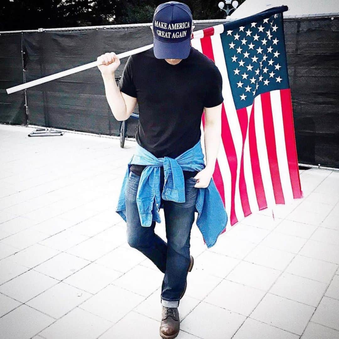 サミーア・アームストロングのインスタグラム：「Happy Birthday to my friend @thekoreanconservative !!!  • You are a trailblazer leading the way for our future.  • You have taken the initiative to stand alone, so that others would see they would not have to.  • Because of you, so many have now found the courage to stand up with conviction as well. And as a true leader would, you welcome them, giving them the opportunity through @theaxitmovement to share their journey with others too.  • So happy we met. So grateful for the journey. Wishing you the happiest of bdays. See you in the desert!」