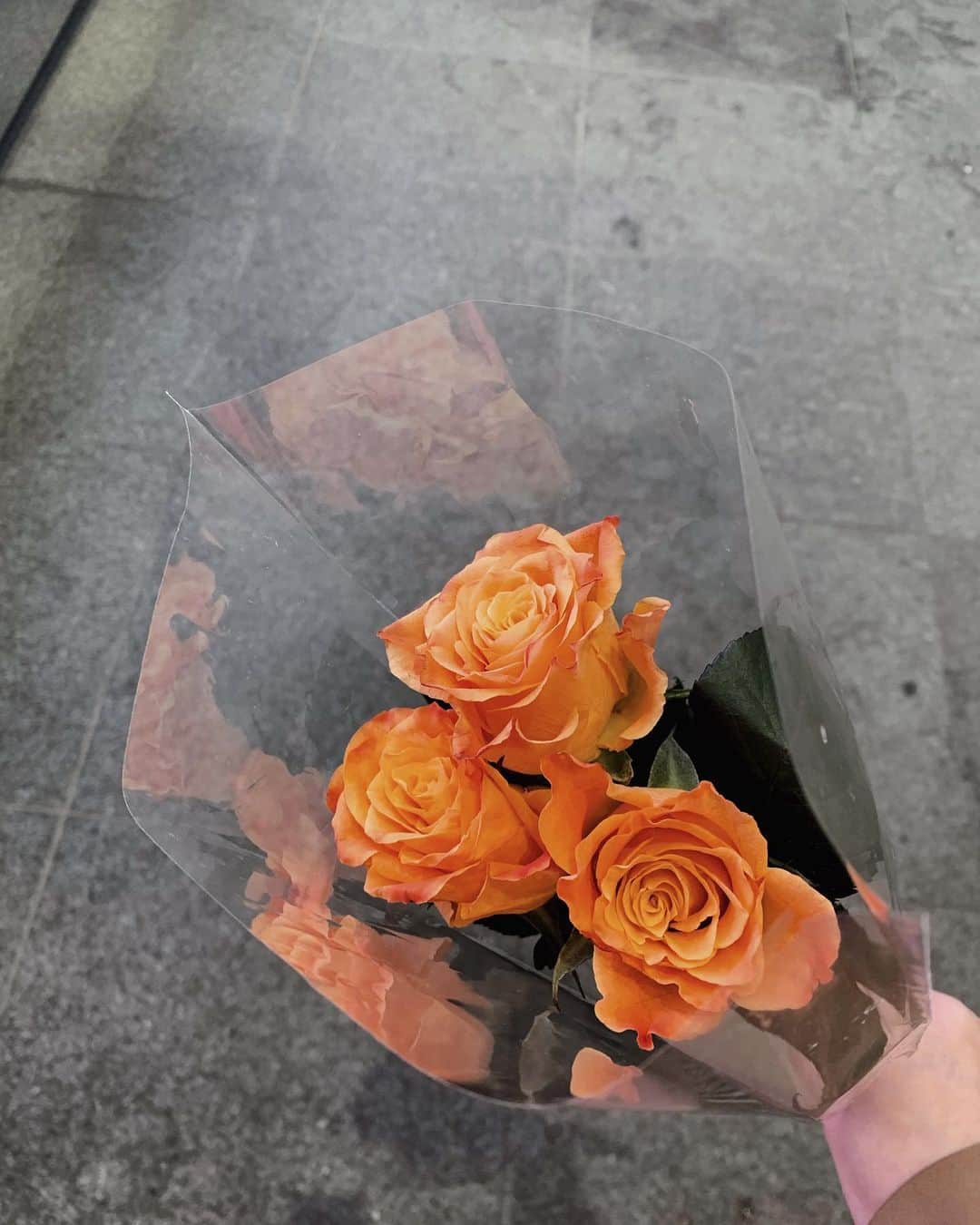 若本美夏海のインスタグラム：「オレンジ色のバラが大好き〜🧡  今はお家にたくさん飾りたい気分😚」