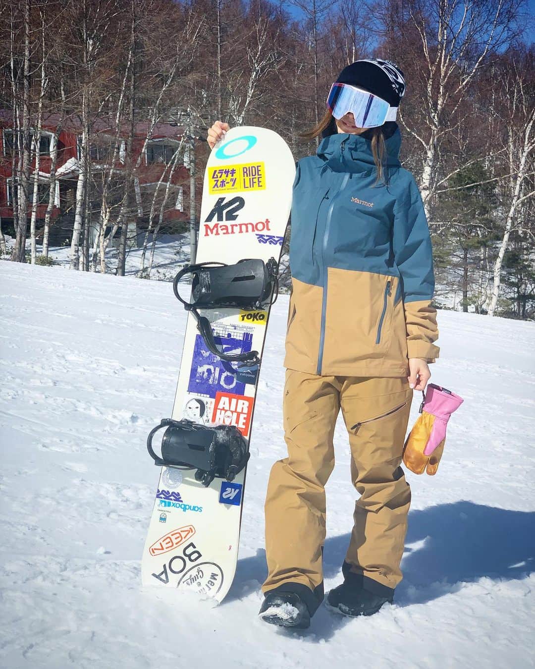 田中幸のインスタグラム：「✴︎BOA✴︎  スノーボード始めた頃から 使用しているBOA  微調整が可能 着脱が早いだけでなく パフォーマンスも向上させてくれる  私はK2のESTATEブーツ愛用 ダブルボアで 足首が細かったり浮きやすい女性に オススメ🤘  パウダーやパーク やりたいライディングスタイルに合わせて毎回閉め具合をリフト上や その場で調整できるのが良い♪ . . Wear @marmot_japan  Snowboard @k2.snowboarding  Grove @hestragloves  Goggles @oakleyjapan  Mask @airholefacemasks  . .  #BOA #getdialedin #boafitsystem @boafitsystem  #k2estate  #SidewaysThinking #k2snow  #k2snowboarding  @k2.snowboarding」