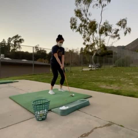 オリビア・タイのインスタグラム：「We started golf lessons today! Some people spend their money on luxury handbags. We prefer experiences 🤪  Experiences > material things  ALL DAY EVERY DAY  #couples @martinez__christopher」
