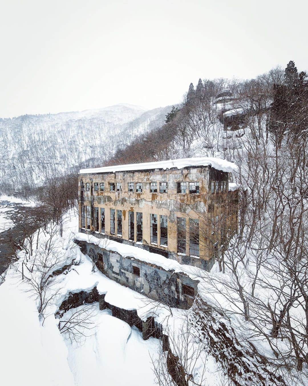 啝 （わ）のインスタグラム：「Abandoned hydroelectric power station in winter 𓆲 𓆲 𓆲 #abandonedafterdark #urbex_supreme #desertedplaces #abandon_seekers_ #urbex_regards #welcometwoneverland #kings_abandoned #abandonedcentral #the_urbex_institute #renegade_abandoned #rsa_preciousjunk #glitz_n_grime #gotrespassing #savethedecay #bandorebelz #abandoned_addiction #abandoned #urbex #global_urbex #urbex_utopia #abandonig #allabandoned #urbex_kings #sombrexplore #grime_lords #urbxtreme #all_is_abandoned #discarded_butnot_forgotten #廃墟 #made_in_decay」