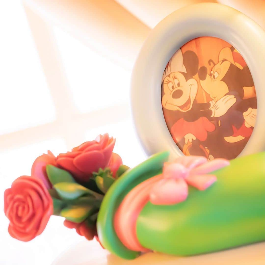 のインスタグラム：「Always by my side. いつもそばに💕 #mickeymouse #minniemouse #minnieshouse #toontown #tokyodisneyland #tokyodisneyresort #photo #bouquet #ミッキー #ミニー #ミニーの家 #トゥーンタウン #東京ディズニーランド #東京ディズニーリゾート #写真 #花束」