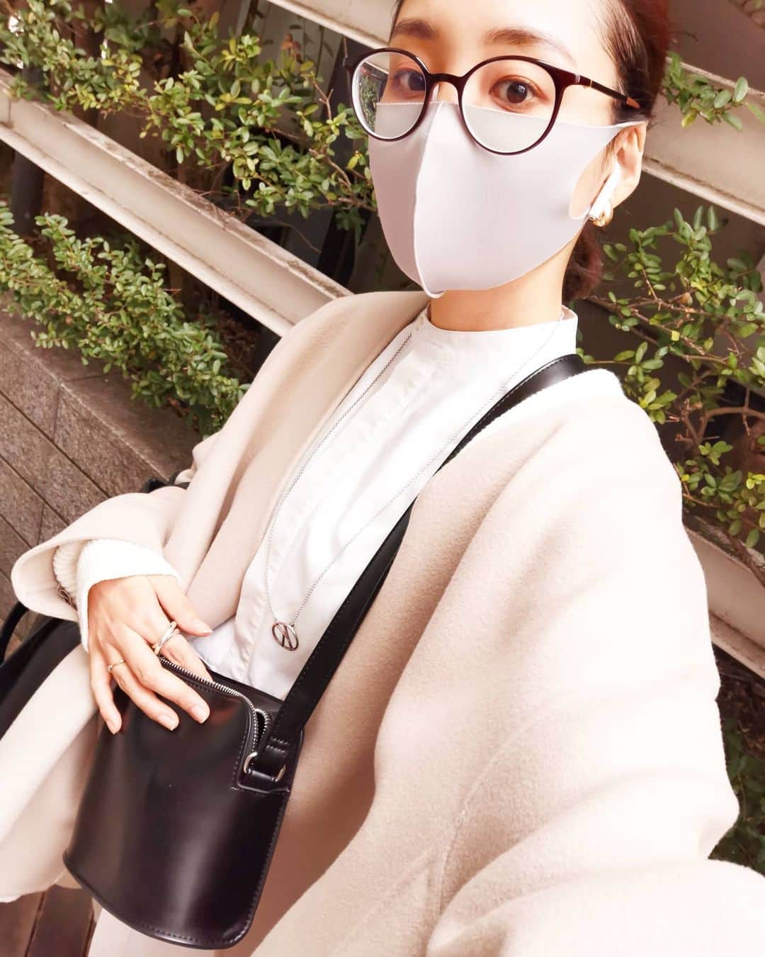 ayaka8880のインスタグラム：「. . 顔周りは置いておいて🙂笑 . @uniqlo_jp の斜めがけ、すごく使い勝手が良くて毎日の相棒です。 . 合皮なのにちゃっちさを感じさせないツルンとスキン。 . 保護者会等で斜めがけしてる方、全く見かけないのですが←当たり前。 . 私はこれに自立のネイビーサブバッグを持って挑んでます。 . スリッパしまうときもプリント出すときも、忍者のようなスマートな導線で動けてます。 .　 斜めがけとトートさえあれば、だいたいの用事は完璧。 . #メガネ曇りすぎて引かれてた #入園式で挽回したいです」