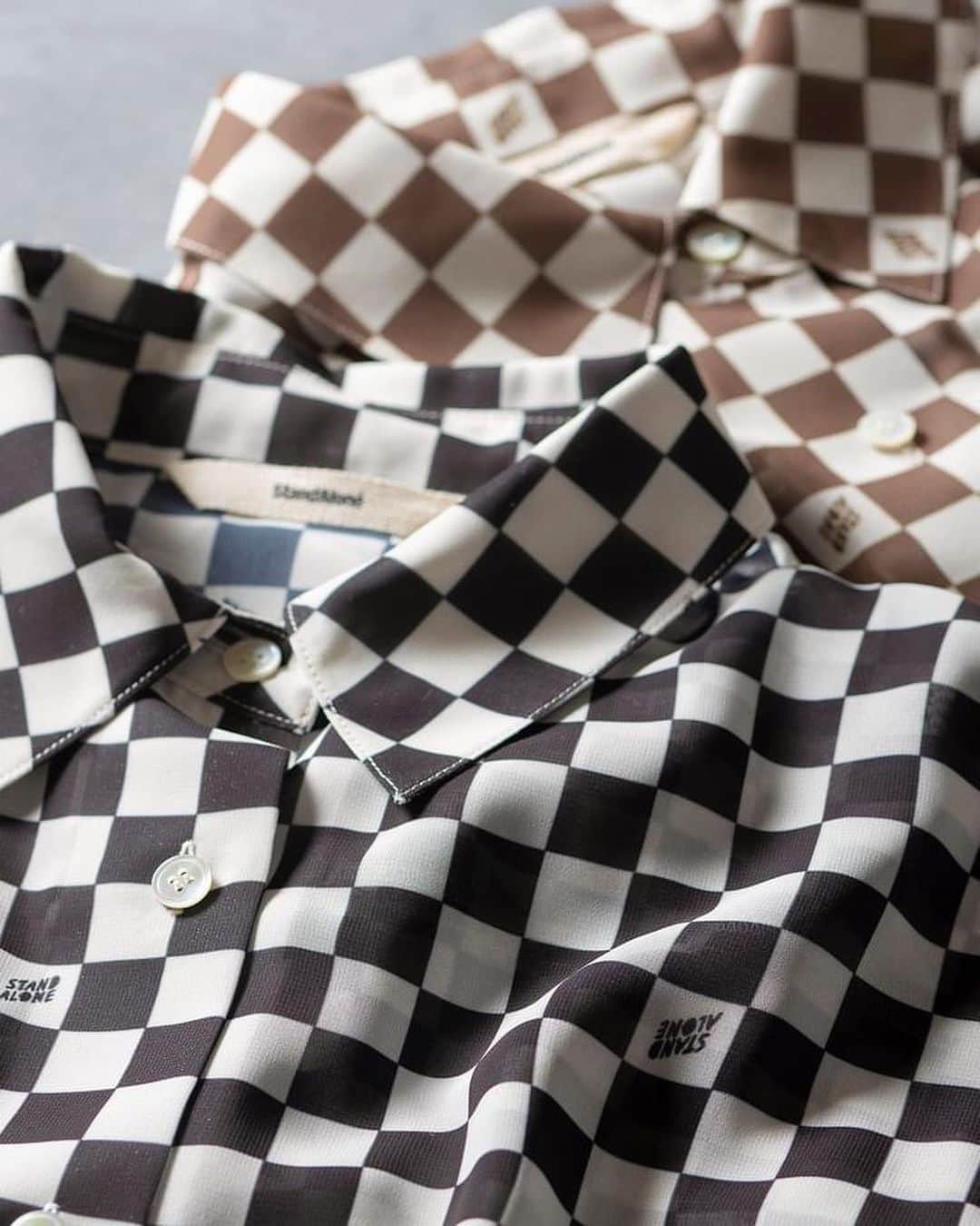 のインスタグラム：「ㅤㅤㅤㅤㅤㅤㅤㅤㅤㅤㅤㅤㅤ 【WOMEN'S：PICK UP ITEM】 ＜STAND ALONE＞のロゴを随所に配したチェッカーロングスリーブシャツ。透け感を活かした一枚での着こなしや、インナーレイヤードのアクセントにもぜひ。 ＜STAND ALINE＞×＜BEAUTY&YOUTH＞  CHECKER SHIRT ¥34,100（tax in）  #BEAUTYANDYOUTH #UNITEDARROWS #BYWOMEN21 #BYSS21 #STANDALONE  —BY STORE ACCOUNT—  WOMEN @beautyandyouth_women_store MEN @beautyandyouth_men_store」
