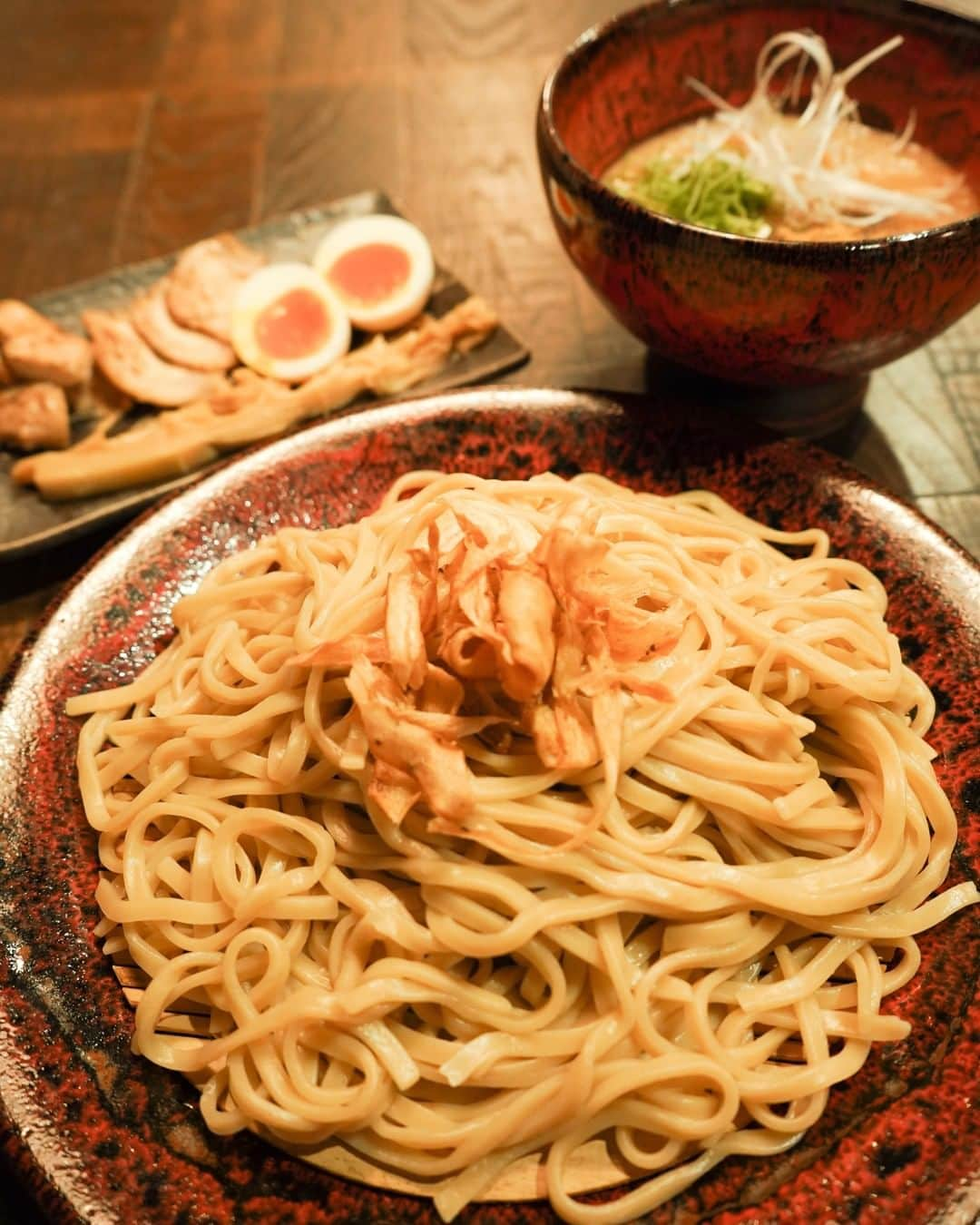 祇園麺処 むらじさんのインスタグラム写真 - (祇園麺処 むらじInstagram)「【隠れた人気者、麺処むらじのつけ麺！】 麺処むらじといえば鶏白ラーメンや檸檬ラーメンが王道人気ですが、ツルっとコシのある太麺が、クセになるタレと絶妙に絡み合いあう つけ麺は隠れた人気者なんです！ 一度食べるとクセになり、リピート間違いなしの逸品ですよ！  麺処むらじでは様々な感染症対策をし、皆様にご安心して麺処むらじをお楽しみ頂けるよう、 一同懸命に取り組んでおります。  みなさまのご来店を心よりお待ちしております。  ・ ・ @kyoto_gion_ramen_muraji をつけて 投稿してくださった方は、公式アカウントで 紹介させていただきます✨ ご来店の際は、ぜひ素敵な写真をご投稿してみてください❗️  #京都 #室町 #京都ラーメン #京都観光 #京都グルメ #祇園 #祇園麺処むらじ #白ラーメン #レモンラーメン #ラーメン #ラーメン好きと繋がりたい #麺スタグラム #麺活 #京都のうまいもん #そうだ京都行こう #そうだ京都へ行こう #kyoto #ramen #ramennoodles #ramenlover #kyotojapan #kyotofood」2月18日 11時30分 - ramen_muraji