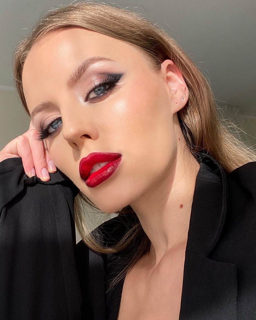 Anastasia Beverly Hillsさんのインスタグラム写真 - (Anastasia Beverly HillsInstagram)「Classic glam is like the "little black dress" of beauty. ❤️❤️❤️ @laura.baumane gets this timeless look with #AnastasiaBeverlyHills Soft Glam Eyeshadow Palette (in shades: Noir + Tempera), DIPBROW Pomade in "Medium Brown, and Brow Powder Duo in "Dark brown." ❤️❤️❤️⁣ ⁣ ❤️ Have you tried the mattes and metallics of our Soft Glam Palette? Let us know which shades you like best in the comments below! ❤️⁣ ⁣ Try on your favorite ABH products using Try It On feature in IG Shop⁣ ⁣ #anastasiabeverlyhills #anastasiabrows」2月18日 11時43分 - anastasiabeverlyhills