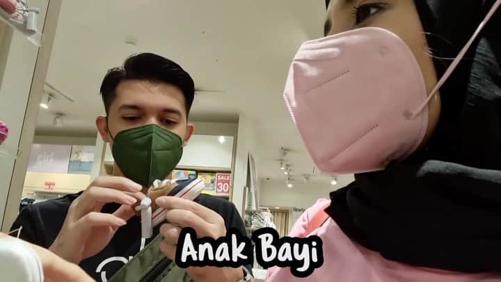 Zaskia Sungkarのインスタグラム：「Gumushhh sendiri 🤣 MasyaAllah , video baru udah tayang yukk lgsng cek Youtube @sungkarsfamily , link di bio 😘」