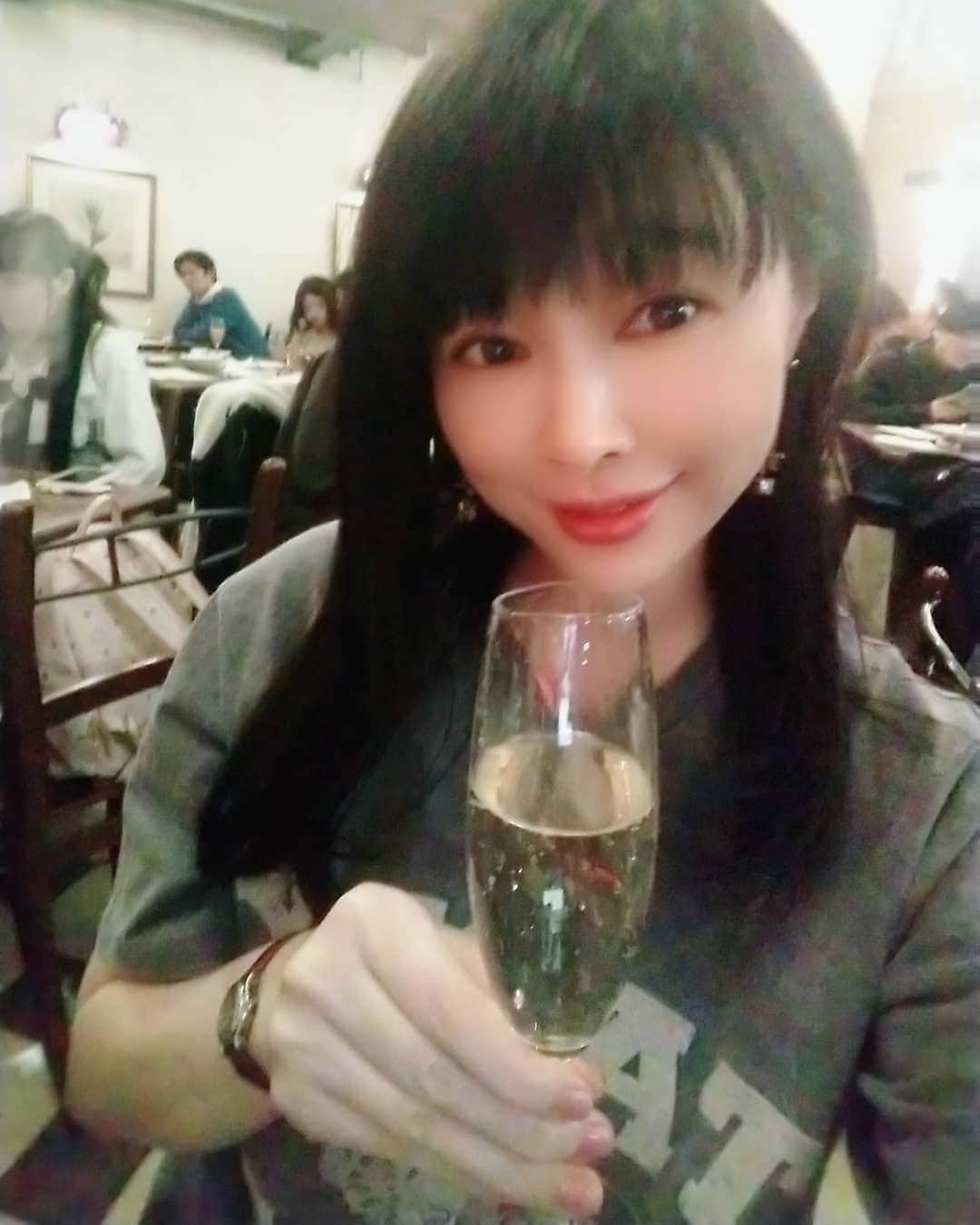松坂南さんのインスタグラム写真 - (松坂南Instagram)「シャンパン好き🍾💓  飲めるときは、すかさず～w🎵」2月18日 11時36分 - minami_matsuzaka