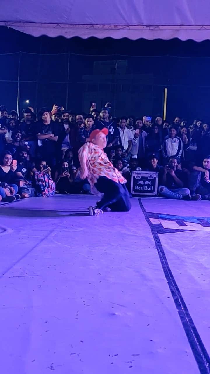 SHUHOのインスタグラム：「Freeze 2018 at Bengaluru🇮🇳🇮🇳🇮🇳  It was fun👌❤️❤️❤️  #india #dance #judge #danceshowcase #freestyle」