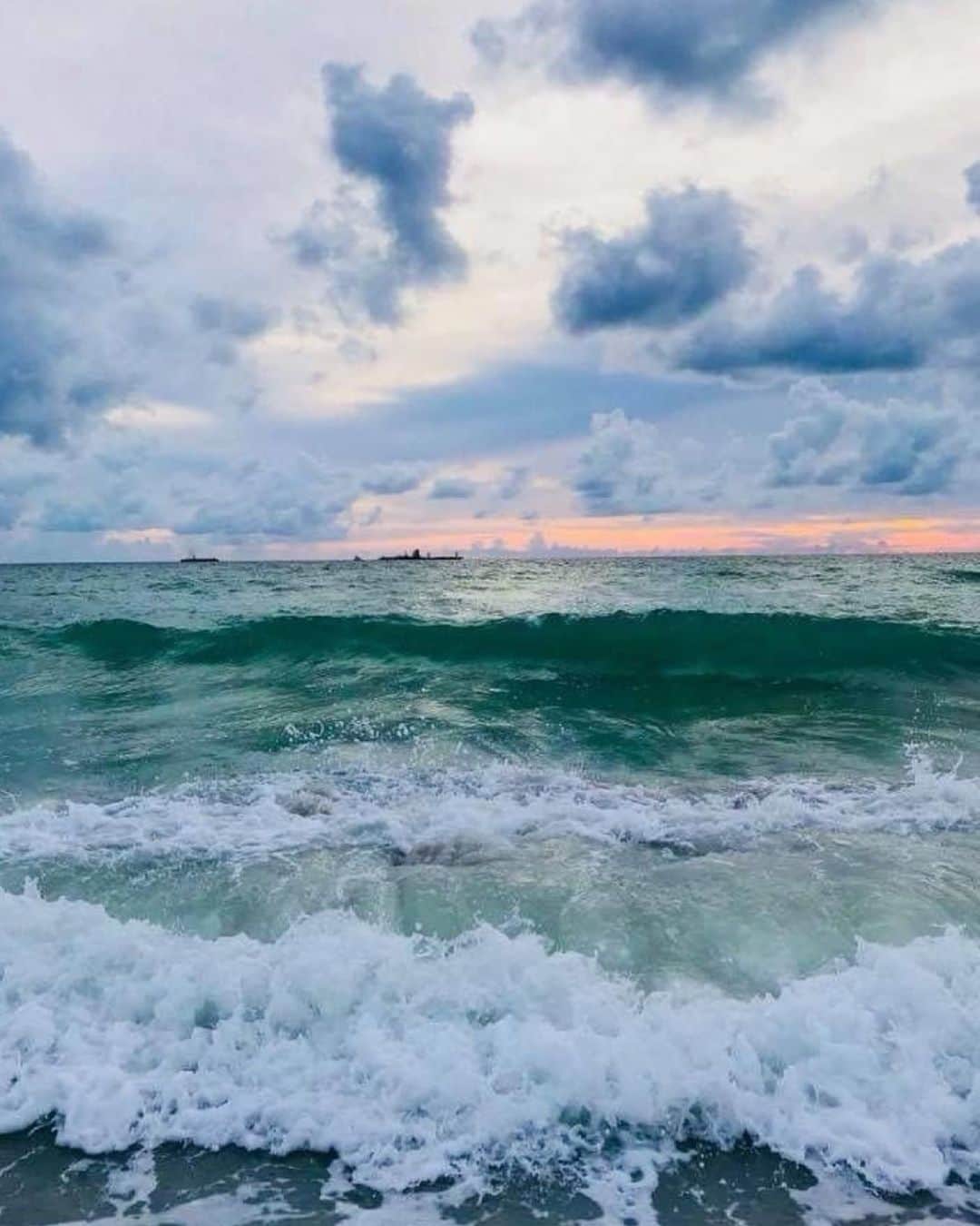 のインスタグラム：「🌊🌊🌊  𝑶𝒄𝒆𝒂𝒏 𝑷𝒂𝒍𝒍𝒆𝒕🎨  𝘞𝘩𝘢𝘵 𝘴𝘩𝘢𝘭𝘭 𝘐 𝘥𝘳𝘢𝘸 𝘪𝘯 𝘮𝘺 𝘭𝘪𝘧𝘦 𝘵𝘰𝘥𝘢𝘺?  #beach#beachlover #wave#life#afternoon」