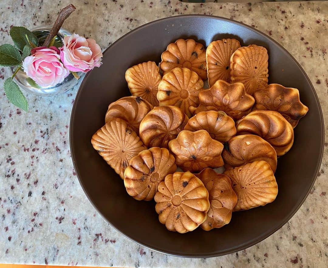 のインスタグラム：「部屋に広がる甘い香りがたまりません😍  たまには手作りスイーツなんていかがでしょう🍮  焼きムラなんてきにしない(￣∀￣)  バターたっぷりのマドレーヌです〜❤️  #おうちじかんを楽しもう  #手作りスイーツ #バター好き #アナウンサー #石窯オーブン ＃オーヤマ君 ＃オーブンレンジ購入検討中」