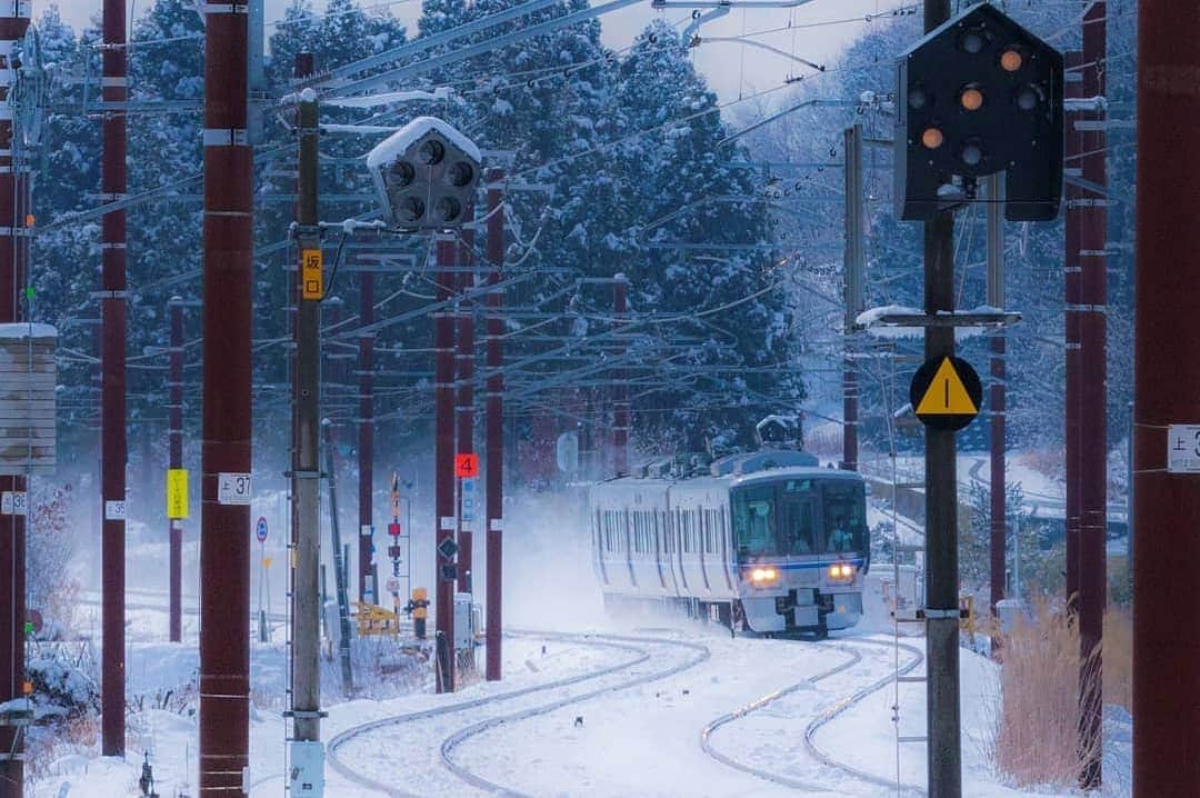 滋賀県長浜市のインスタグラム：「「#北びわこへ鉄旅」Instagram投稿キャンペーンのご紹介♪ 現在、鉄道を活かした湖北地域振興協議会で投稿キャンペーンを実施されています。 鉄道に乗って北びわこ地域へ行きたくなる・旅行したくなる写真を投稿すると、受賞者35名に豪華賞品をプレゼント♪ みんなのちょぴっくでも、たくさんの鉄道写真や長浜に行きたくなる写真を投稿していただいています。興味のある方は合わせてこちらも投稿してみてはいかがですか(＾v＾) 応募期間：２月１日(月)～３月14日(日) 投稿方法 1.@tetsukatsukyoをフォロー 2.長浜・米原市内で撮影した写真・動画に、ハッシュタグ「#北びわこへ鉄旅」と「#撮影地(長浜市or米原市)」をつけて投稿 詳しくはこちらhttps://kitabiwako.jp/post_46607  #北びわこへ鉄旅 #長浜 #米原 #湖北 #滋賀 #投稿キャンペーン #写真募集中 #みんなのちょぴっく #長浜ちょぴっく」