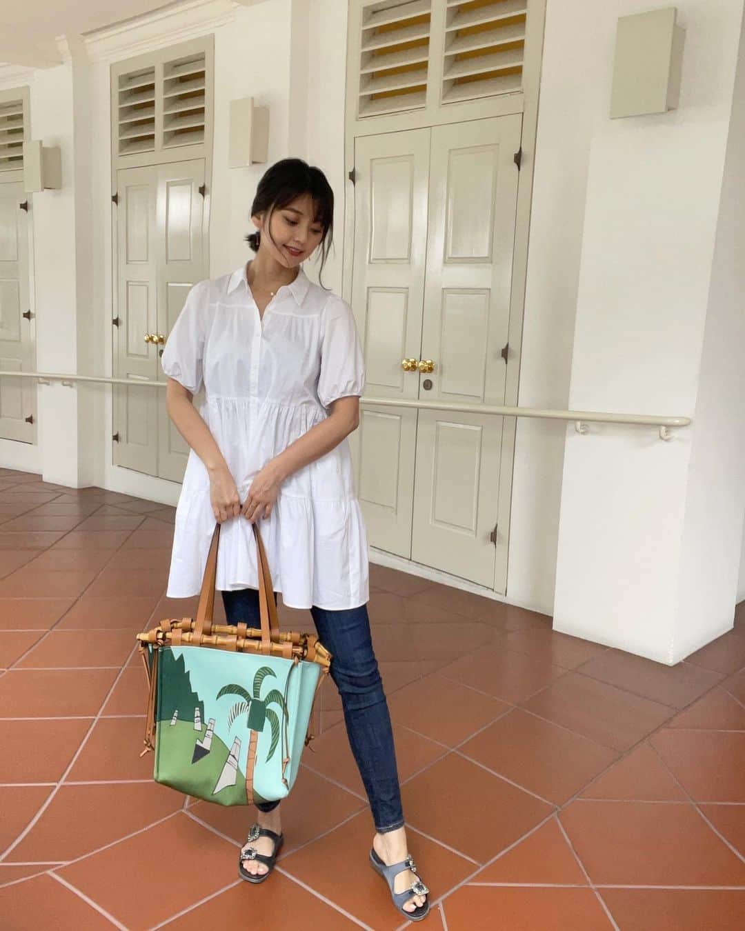 林村ゆかりのインスタグラム：「今日もいいお天気☀️ 昨日の買い物や用事を淡々とこなすスタイル。  tops #zara denim #yanuk  bag #loewe  shoes #manoloblahnik  accesary #cartier   It is also sunny day. I went to dog grooming salon yesterday.  #singapore#singaporelife#ootd#コーディネート#コーデ#coordinate#code#シンガポール#シンガポール生活#doglover#doglovers#ロエベ#マノロブラニク#ヤヌーク#カルティエ」