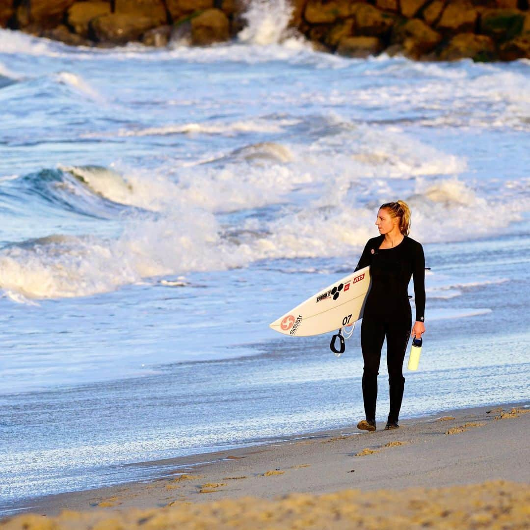 レイキー・ピーターソンさんのインスタグラム写真 - (レイキー・ピーターソンInstagram)「Early mornings in the office. Excited to get contest back underway soon! 🔥 surf shot - @alex__saxon」2月18日 11時40分 - lakeypeterson