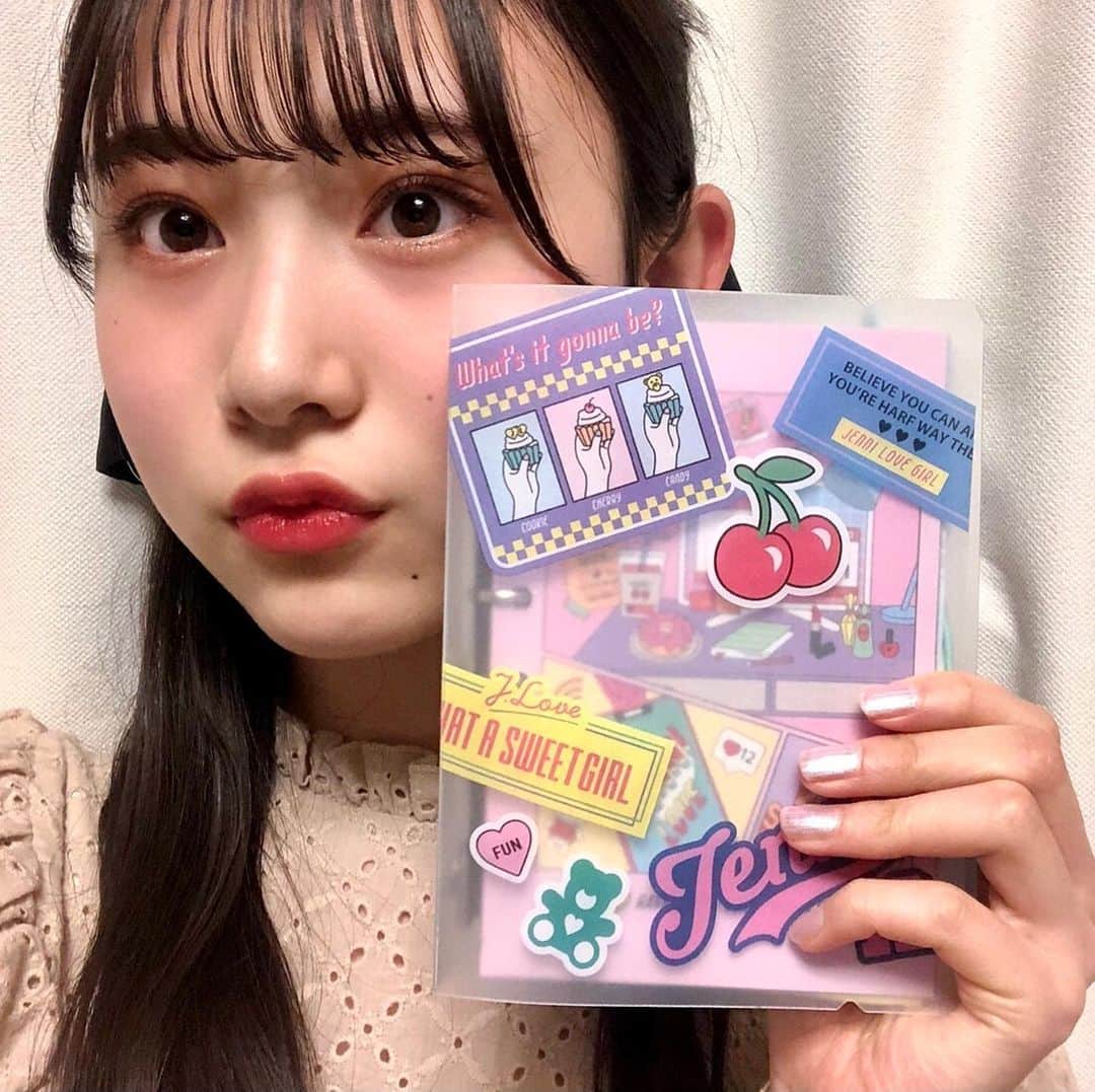 ニコ☆プチのインスタグラム：「アキのふろくの使い方❤️ アキ企画の写真が…😍  あきです☺︎ ジェニィラブの手帳は予定も書きやすくて便利~ やること・やりたいことリストにも2021年の目標などを色々書きました㊙️😉✏️  ピン企画をさせて頂いた時の宝物写真を貼ってやる気UPしています⤴︎⤴︎ 今年もよろしくお願いします🤍  #ニコプチ #ニコプチふろく #プチモのふろくの使い方  #ニコプチふろくのある生活  #ジェニィラブ #jennilove #ふろく #近藤藍月」