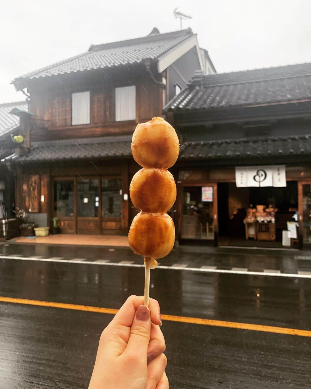 守谷菜々江さんのインスタグラム写真 - (守谷菜々江Instagram)「🍡🍡  みたらしもいいけど、味噌も美味しい こと知ったよ  ((新井武平商店  #川越#川越グルメ」2月18日 11時47分 - naaaa_morita2