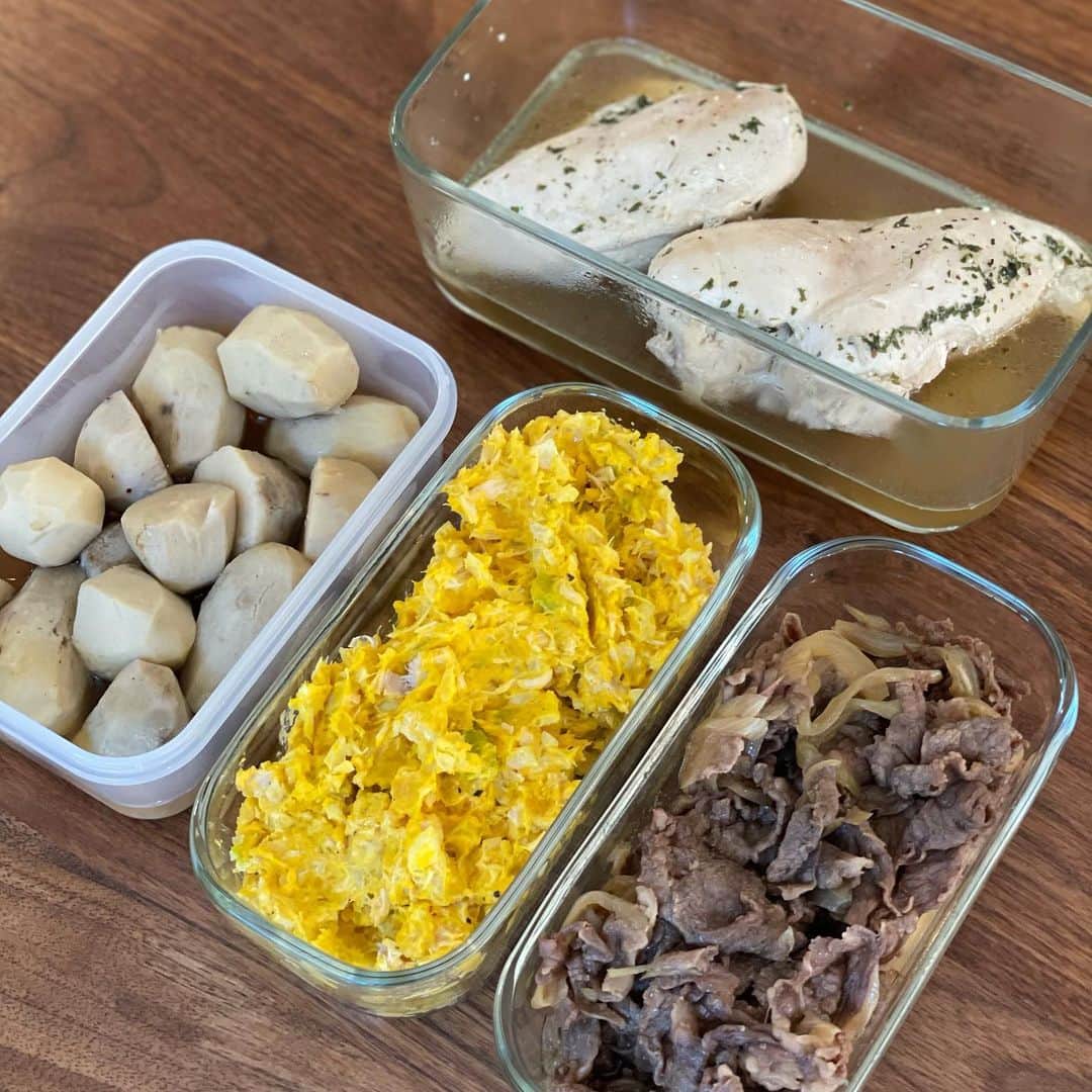 のインスタグラム：「毎週木曜日は母の所にもっていく作り置きデー。 ホットクックを導入したらご飯作りがぐっと楽になりました。 今日は時間なくて4品だけ。 牛すき煮 かぼちゃとツナのサラダ 里芋の煮っころがし サラダチキン  #つくりおきおかず  #ホットクック」