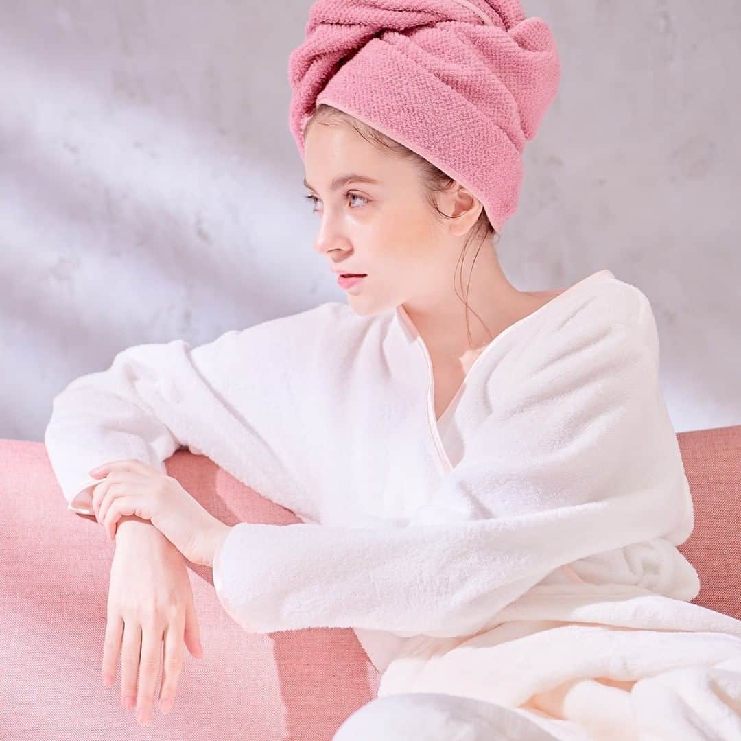 Francfrancさんのインスタグラム写真 - (FrancfrancInstagram)「#Francfrancのある生活  【NEW！】  新生活を始める方へピッタリのタオルセットシリーズです！  バスタオルはハンガーに吊るして干せるスリムサイズで、スペースもとらず便利です。髪も体も十分に拭き取れるサイズながら、頭に巻きやすく使い勝手バツグンです！フックに掛けられるループつき。  ふわさらタオルセット バス・フェイスタオル（3枚） ピンク　2,700円 （税込）  #francfranc #フランフラン #프랑프랑 #francfrancのある生活　 #タオルセット　#タオル #フェイスタオル　#バスタオル #towel　#facetowel #bathtowel #新生活」2月18日 12時00分 - francfranc_official