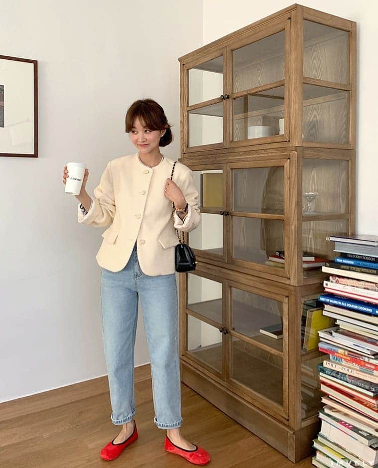 imvelyジャパンのインスタグラム：「🆕本日の新作5%OFF🆕 すっきりとしたアイボリーカラーと 高級感のある生地でカジュアルでありながら 女性らしさを演出できるツイードジャケットです✨ ゴールドフレームのボタンまで可愛いくて デニムパンツ、スカート、ワンピース等 様々なアイテムとスタイリングを楽しめます(,,>᎑<,,)🎵  詳細はサイトでチェックしてください💡  #イムブリー#IMVELY#ワンピース#大人カジュアル#大人可愛い#ootd#デイリー #カジュアルコーデ」