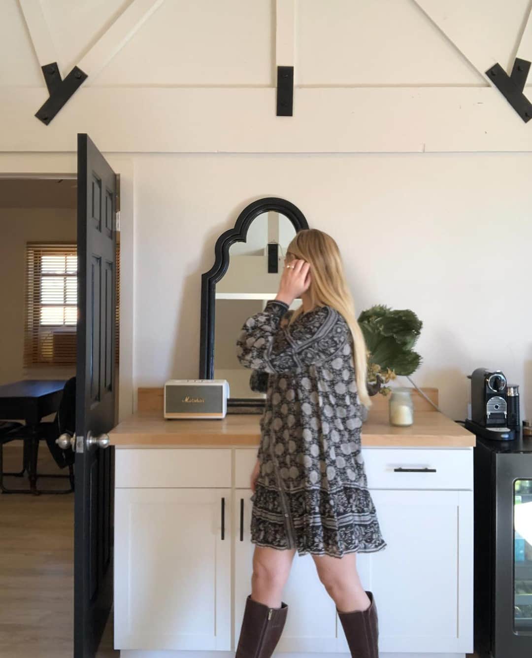 クレオベラのインスタグラム：「Everyone's favorite @ocesthetician (also known as @genevastockdale ) wearing the Viola Mini Dress in her studio 🖤」