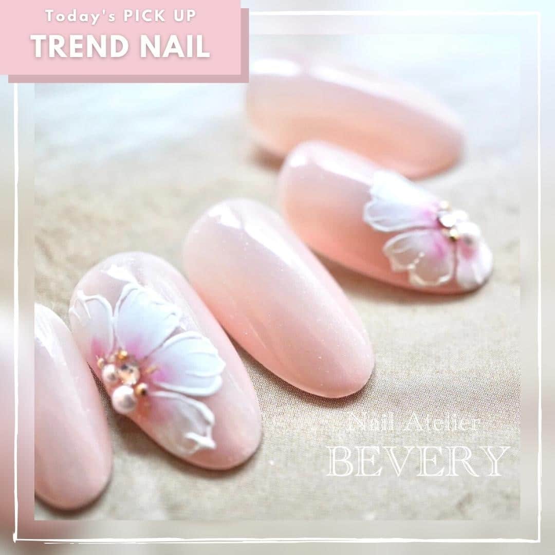 ネイルブック 公式 さんのインスタグラム写真 ネイルブック 公式 Instagram 𝐜𝐨𝐦𝐦𝐞𝐧𝐭𓂃 そろそろ桜のデザインが気になる 大胆な桜のアートが目を引くデザイン𓍯 𓈒𓏸 肌に馴染む淡い色合いのベース